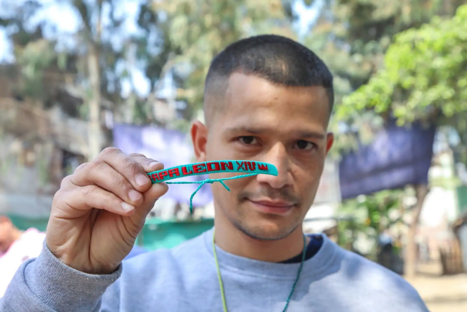 Los internos habitan en el pabellón 14 y pertenecen al programa de rehabilitación de drogodependencia, al cual han accedido de forma voluntaria, donde reciben apoyo multidisciplinario del personal penitenciario y el acompañamiento espiritual de los sacerdotes Jorge Infanzón y Víctor García Teresa. Además, entregó un video con saludos y destacando la importancia de la fe.  Foto: INPE