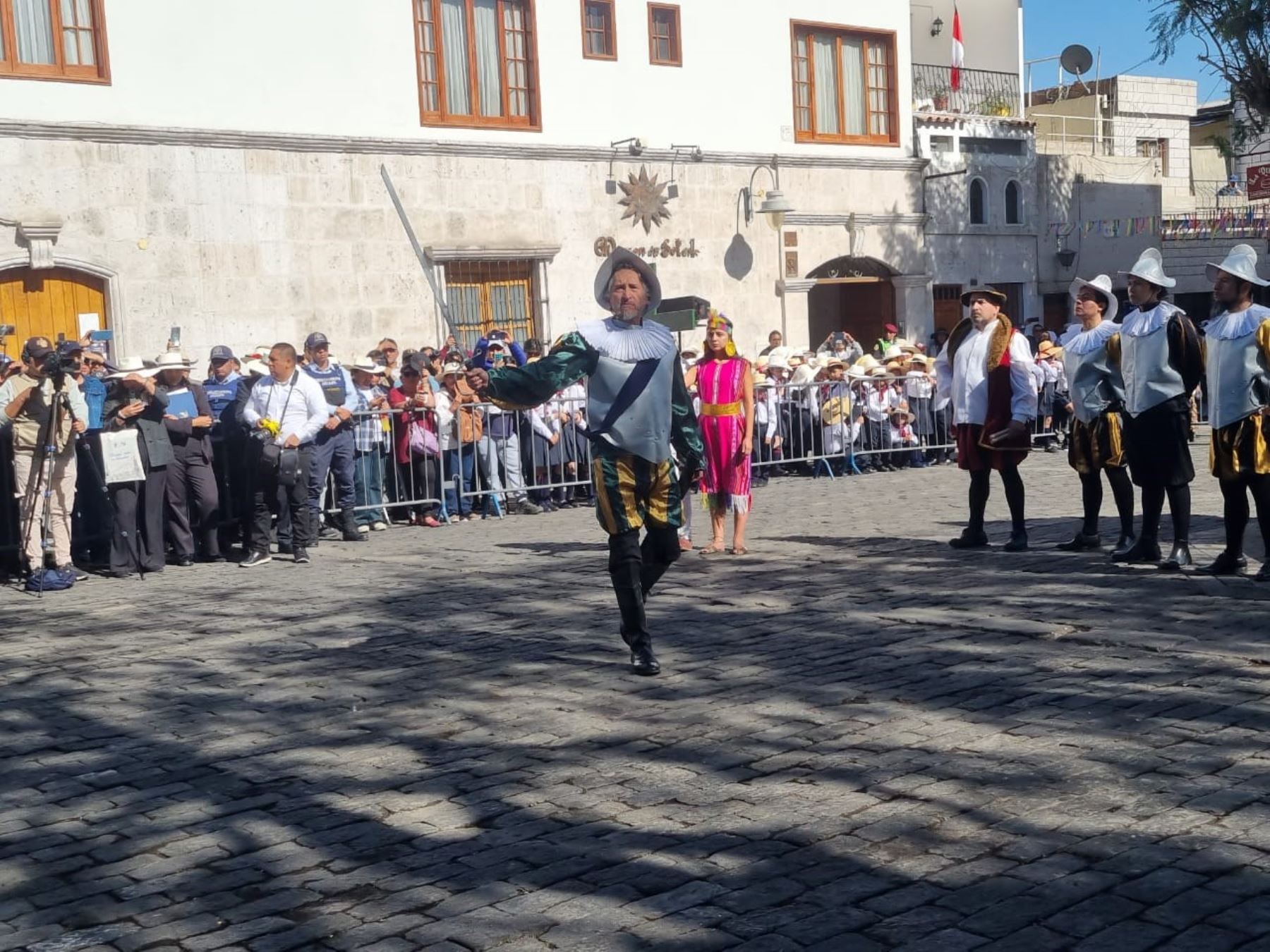 Como parte de las actividades por el 485.° aniversario de Arequipa, esta mañana se escenificó la fundación de la ciudad blanca en el tradicional barrio de San Lázaro. ANDINA/Difusión