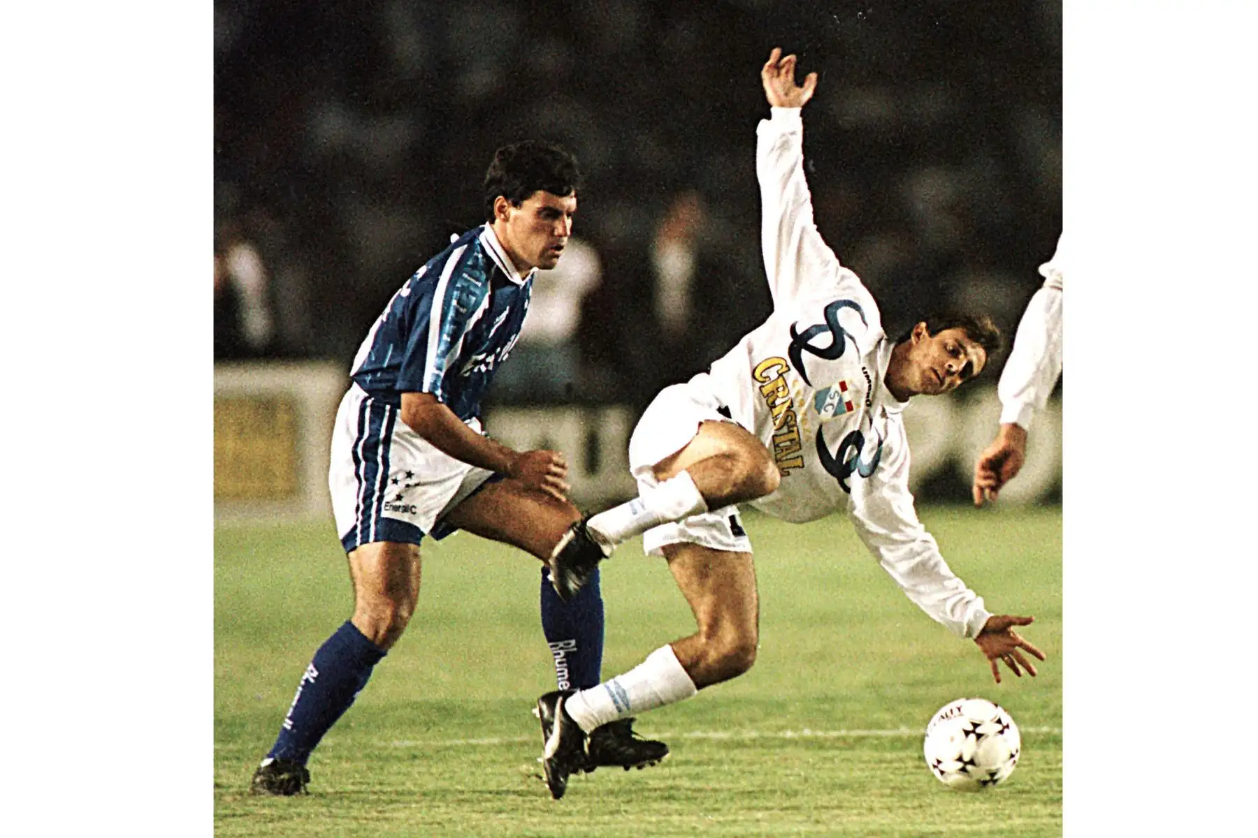 El delantero Rivera del Sporting Cristal de Perú  es abordado por el defensor Vitor del Cruzeiro, el 13 de agosto, durante la final de la Copa Libertadores en Belo Horizonte, Brasil. Foto: AFP