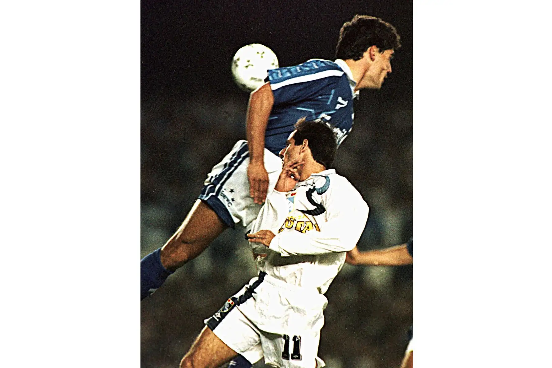 El delantero Julinho (#11) del Sporting Cristal de Perú disputa el balón con el defensa Gelson del Cruzeiro de Brasil, el 13 de agosto, durante la final de la Copa Libertadores en Belo Horizonte, Brasil. El Cruzeiro venció 1-0 al Sporting Cristal y se proclamó campeón de la Copa Libertadores de América por segunda vez en su historia. AFP