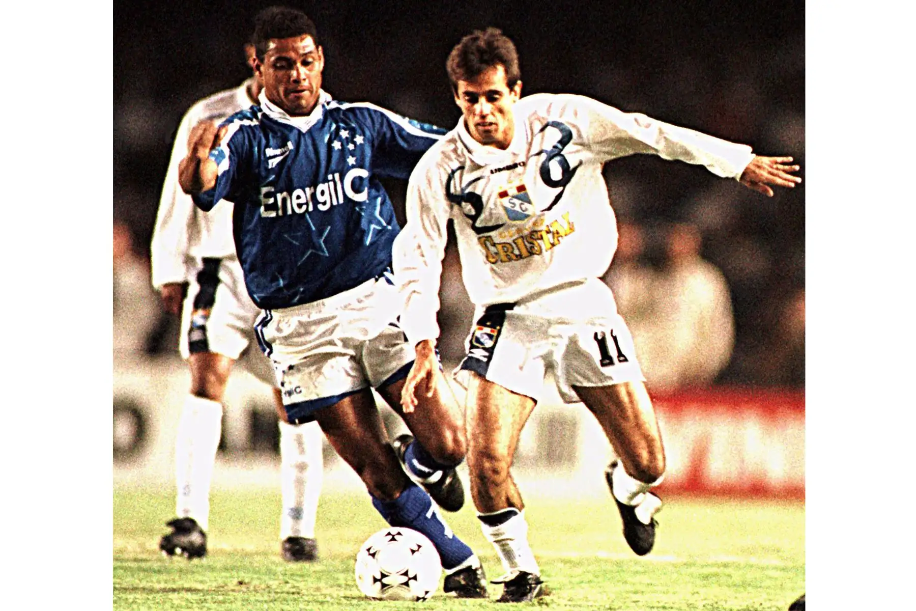 El delantero Julinho  del Sporting Cristal de Perú disputa el balón con el defensor Donizete, de Cruzeiro, 13 de Agosto, durante el partido que ambos equipos disputan por la final de la Copa Libertadores de América en Belo Horizonte, Brasil. AFP