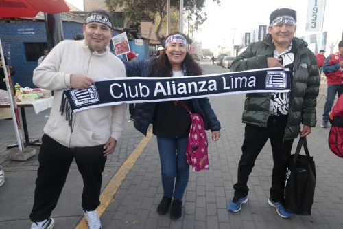 Hinchas de Alianza Lima listos para alentar a su equipo en el enfrentamiento contra U. Católica de Ecuador