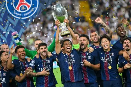Marquinhos del Paris Saint-Germain levanta el trofeo tras ganar la final de la Supercopa de la UEFA 2025 entre el Paris Saint-Germain y el Tottenham Hotspur en Udine, Italia. Foto: EFE