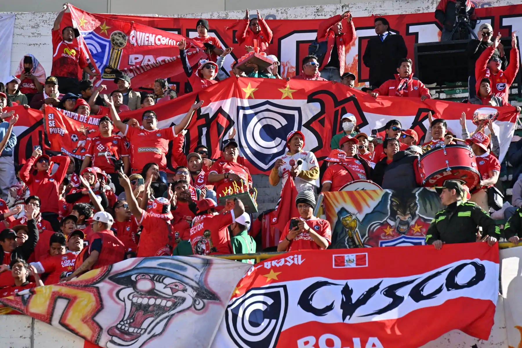 Los fanáticos de Cienciano alientan a su equipo antes del partido de ida de los octavos de final de la Copa Sudamericana entre Bolívar de Bolivia y Cienciano de Perú en el Estadio Hernando Siles en La Paz. AFP