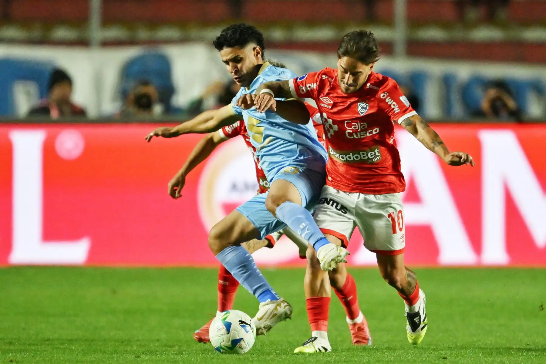 El mediocampista colombiano  de Bolívar, Daniel Catano, y el delantero  de Cienciano, Alejandro Hohberg, luchan por el balón durante el partido de ida de los octavos de final de la Copa Sudamericana entre Bolívar de Bolivia y Cienciano de Perú. AFP