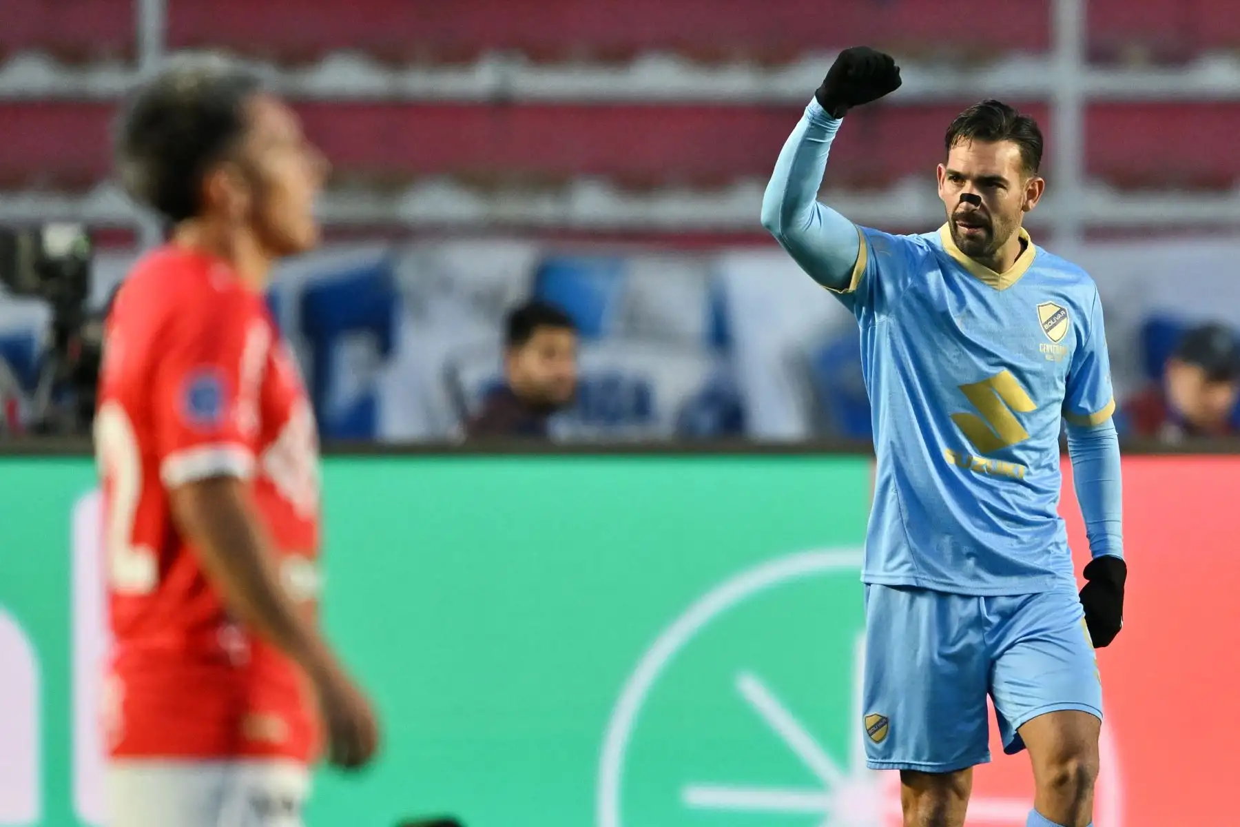 El delantero uruguayo  de Bolívar, Martín Cauteruccio, celebra el primer gol de su equipo durante el partido de ida de los octavos de final de la Copa Sudamericana entre Bolívar de Bolivia y Cienciano de Perú. AFP