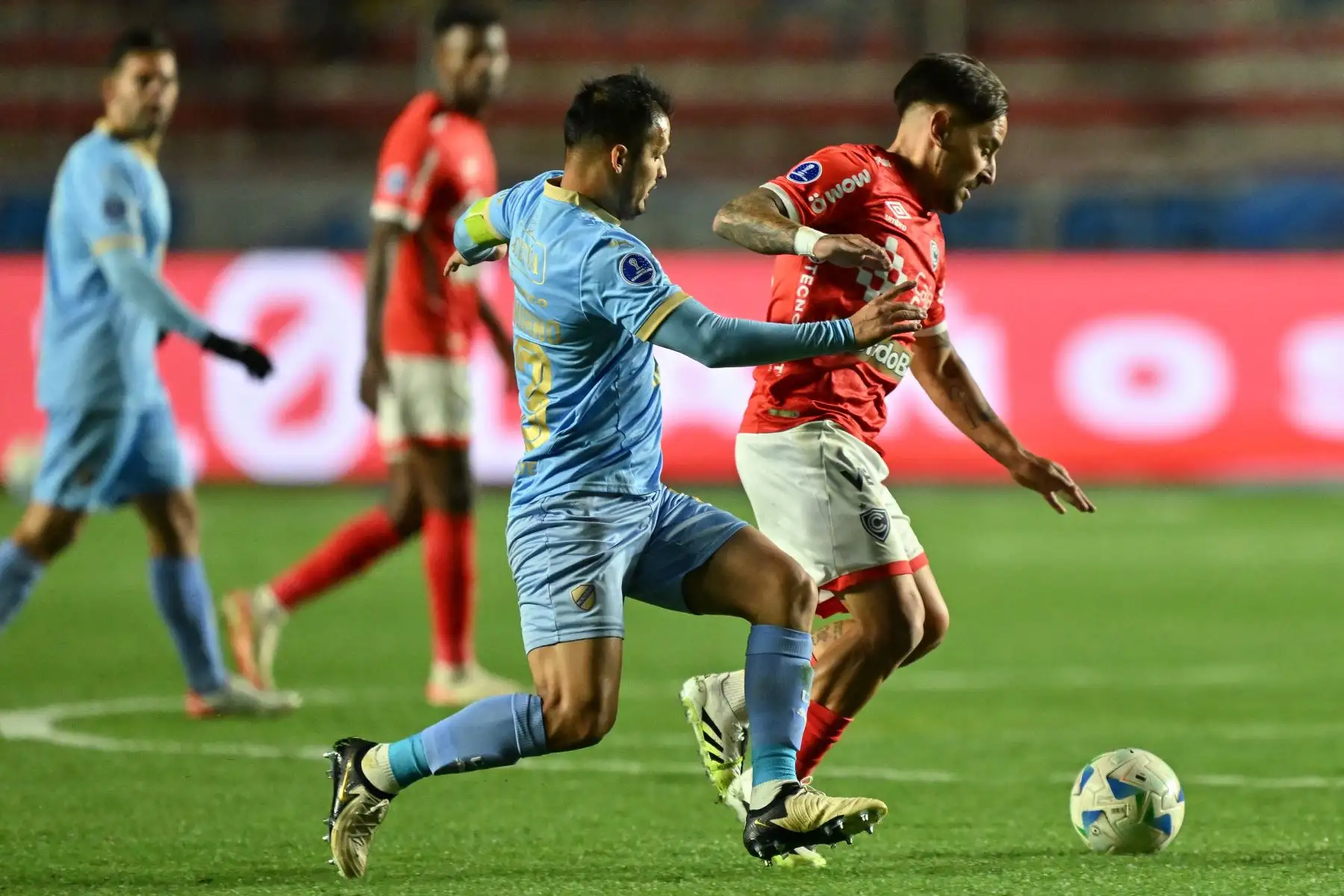 El mediocampista de Bolívar, Leonel Justiniano, y el delantero de Cienciano, Alejandro Hohberg, luchan por el balón durante el partido de ida de los octavos de final de la Copa Sudamericana entre Bolívar de Bolivia y Cienciano de Perú. AFP