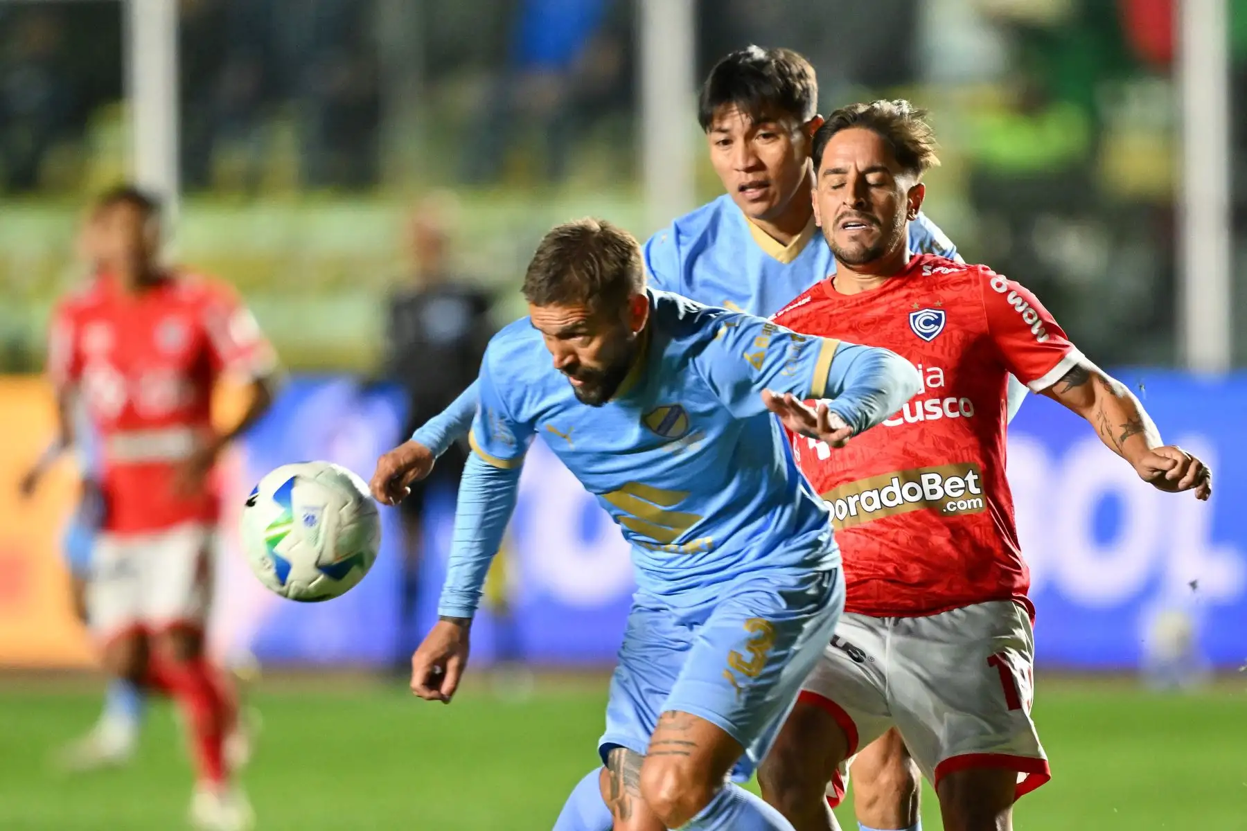 El defensa  de Bolívar Miguel Torren y el delantero de Cienciano Alejandro Hohberg luchan por el balón durante el partido de ida de los octavos de final de la Copa Sudamericana entre Bolívar de Bolivia y Cienciano de Perú. AFP