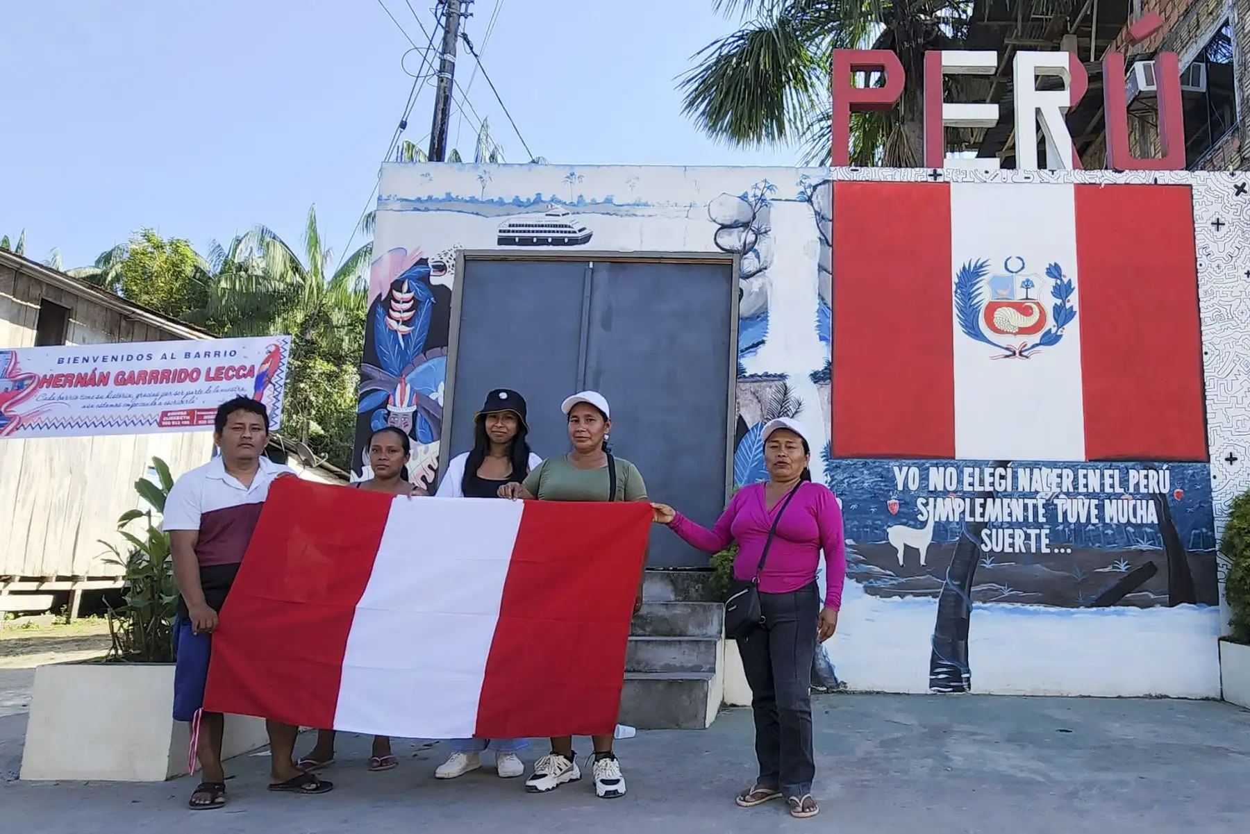 Con fervor patriótico y espíritu de unidad nacional, pobladores del distrito de Santa Rosa de Loreto, ubicado en la isla Chinería, provincia de Mariscal Ramón Castilla, se congregaron a orillas del río Amazonas para participar en una acción cívica organizada en coordinación con las organizaciones sociales. Foto: ANDINA/Difusión MINDEF