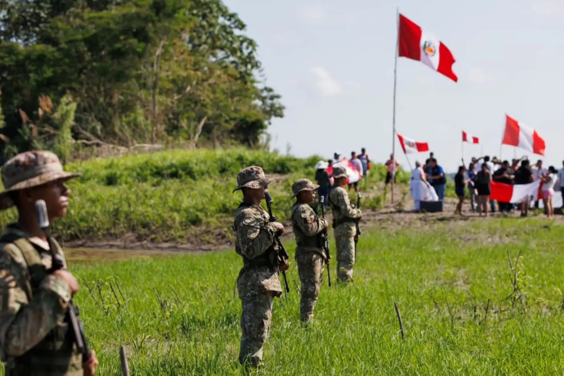 Hombres y mujeres, portando banderas nacionales y vestidos con los colores rojiblancos, entonaron con orgullo el Himno Nacional y corearon vivas por el Perú, reafirmando así su compromiso con la patria y su identificación con los valores democráticos. Foto: ANDINA/Difusión MINDEF