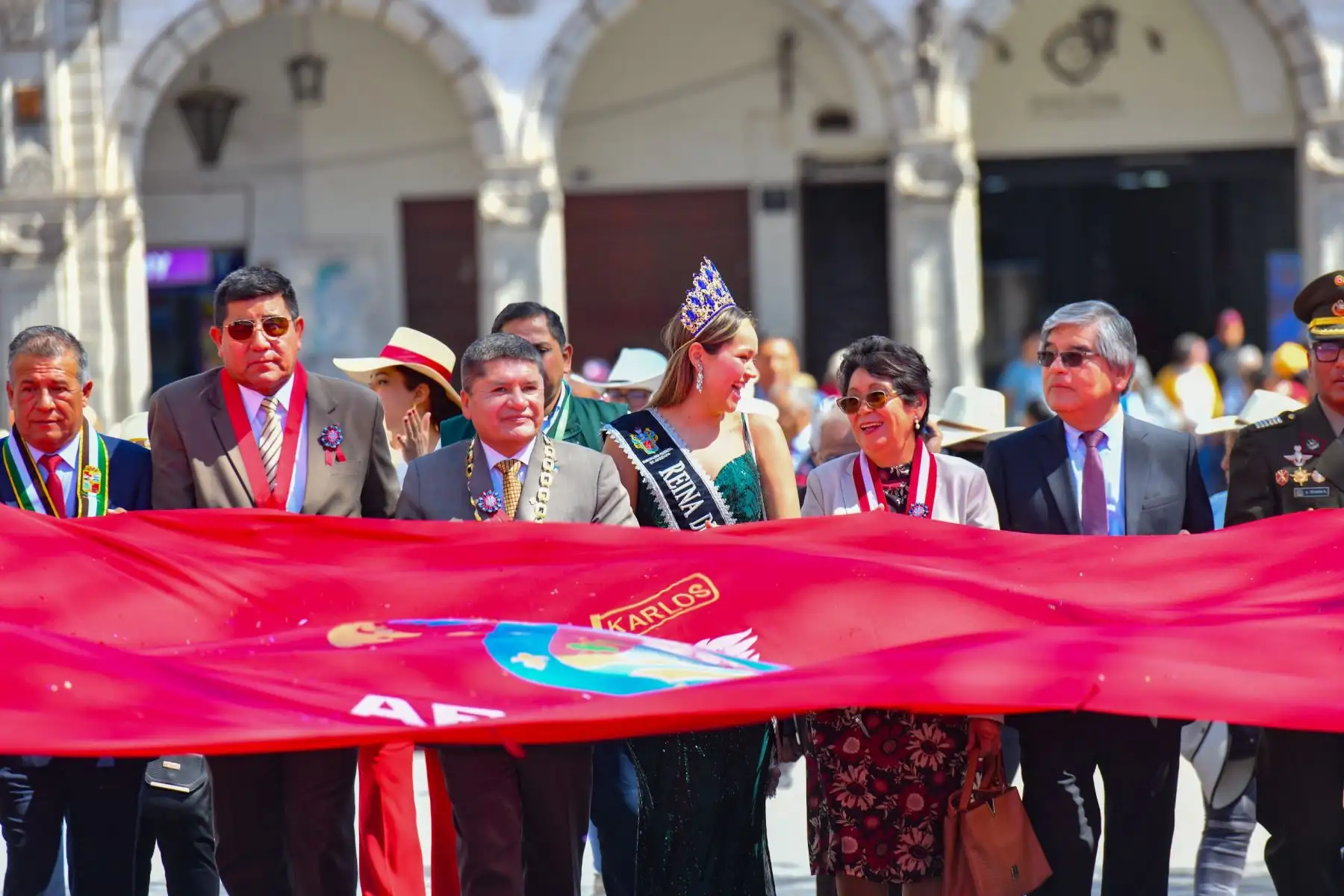 Se realizó el paseo de la Bandera de Arequipa, el alcalde provincial, Víctor Hugo Rivera, acompañado por autoridades civiles y militares portaron el emblema arequipeño hasta llegar a la Plaza de Armas, donde se realizó el desfile de delegaciones escolares y universitarias. Foto:ANDINA/Difusión