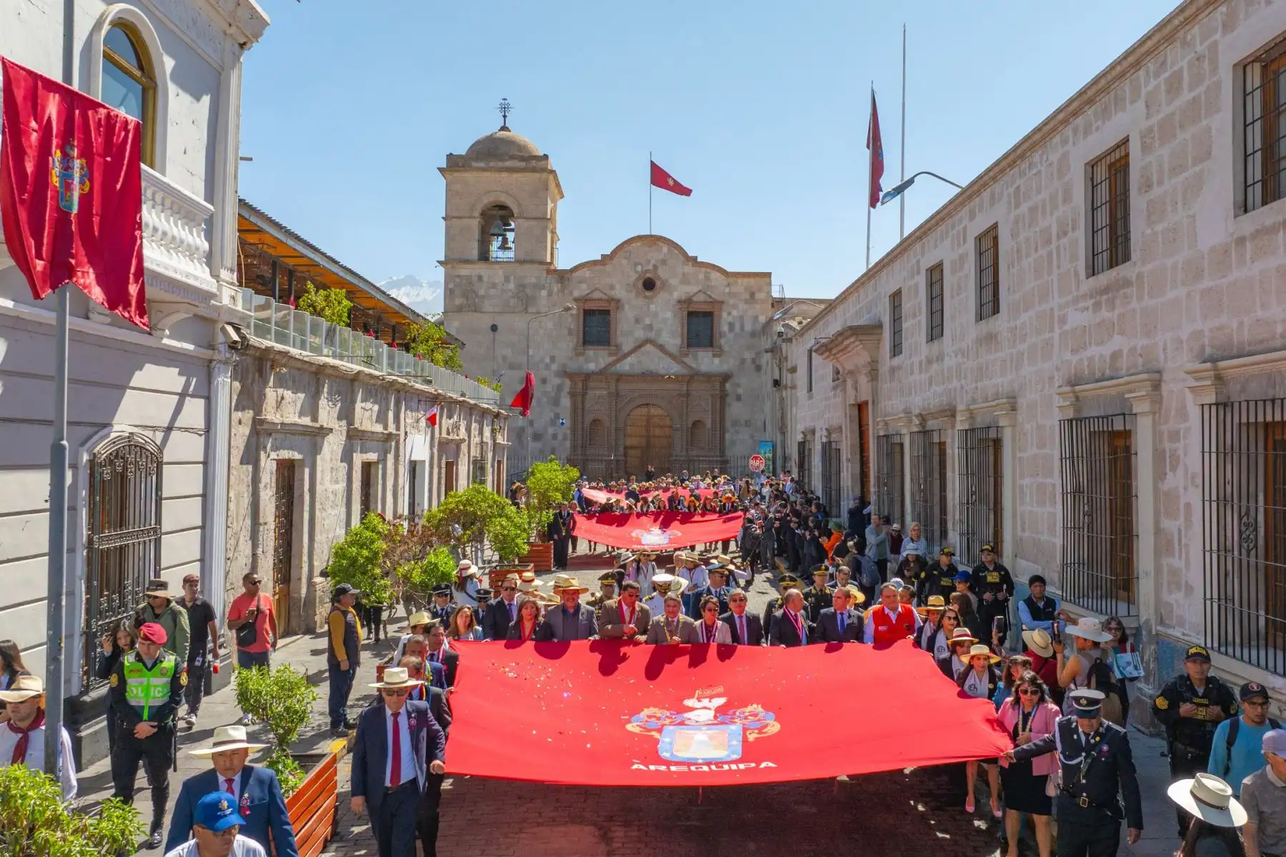 El Paseo del Estandarte, la celebración central, cuenta con una emocionante puesta en escena de la fundación española de la ciudad, protagonizada por 16 actores y más de 2,000 estudiantes de 11 colegios del distrito.  Foto:ANDINA/Difusión