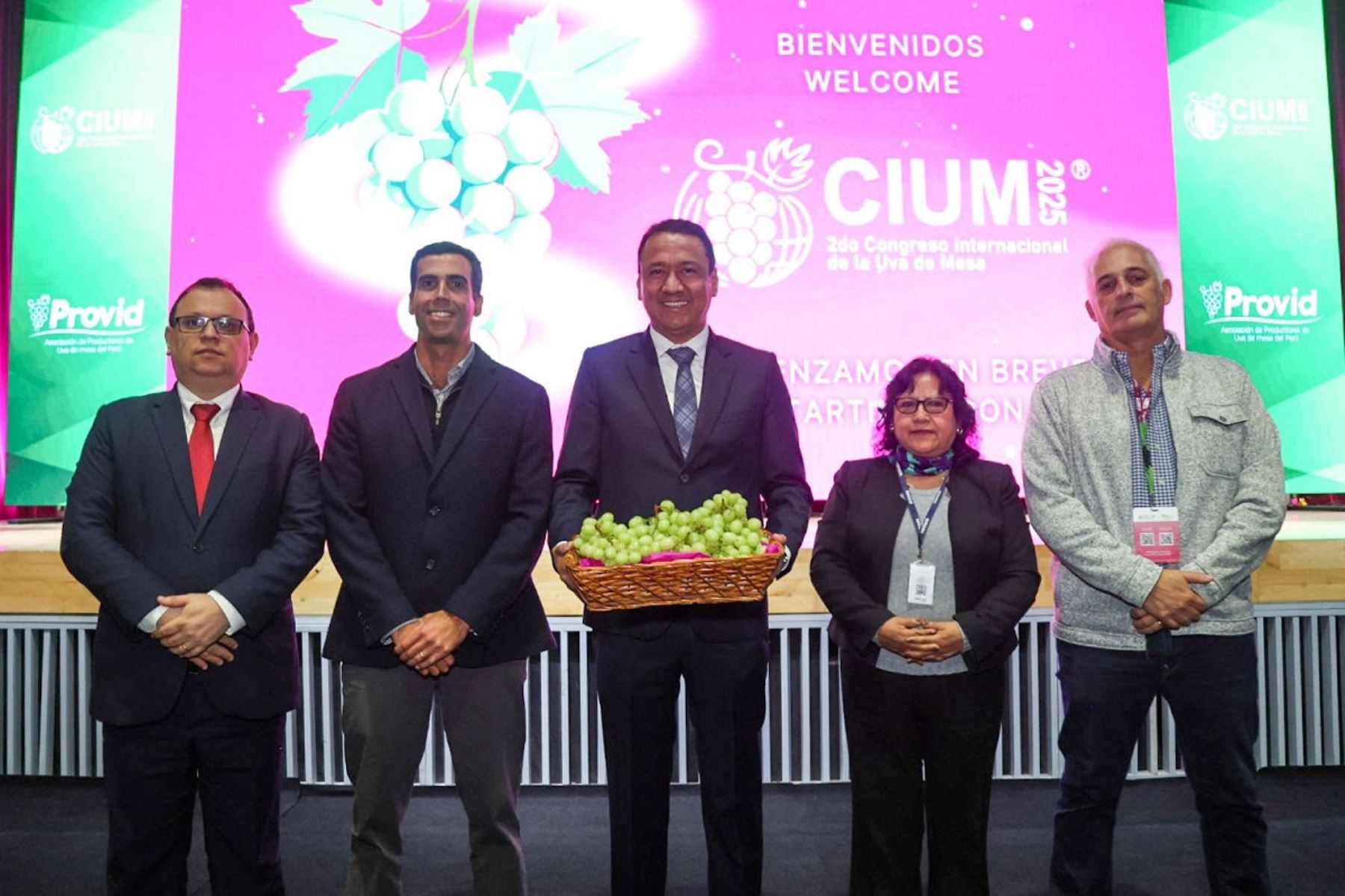 Ministro de Desarrollo Agrario y Riego, Angel Manero, sostiene una caja de uva de mesa, en el marco del 2do Congreso Internacional de la Uva de Mesa 2025. Foto: Cortesía.