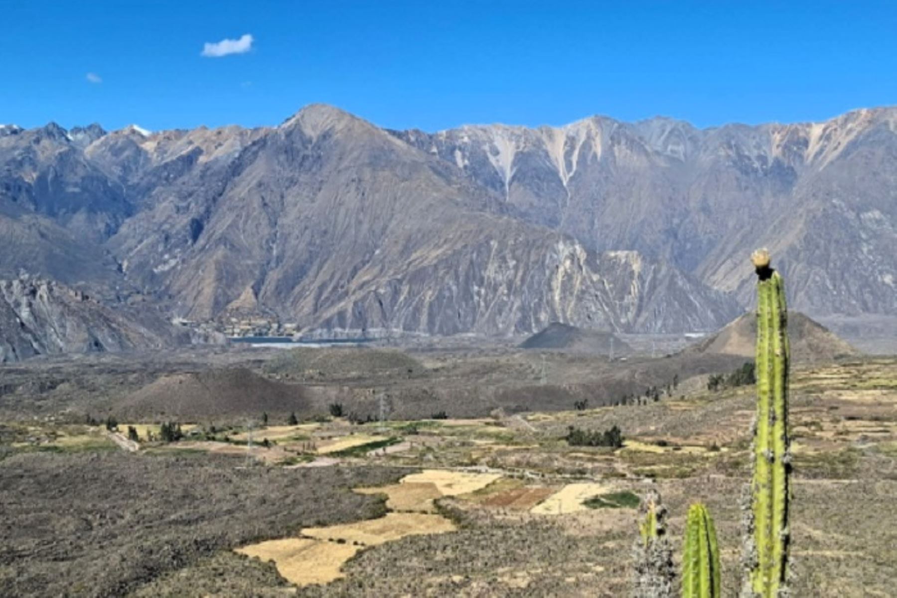 Este geoparque abarca 6,010 km² y comprende 19 distritos de las provincias de Castilla y Caylloma, destacando por su imponente paisaje volcánico,