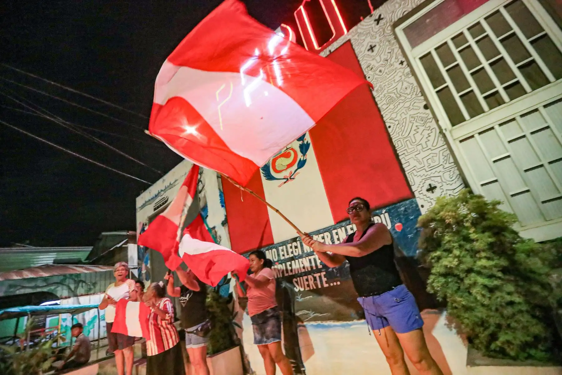 Ciudadanos de la isla de Chinería, en Santa Rosa de Loreto, encendieron velas y alzaron banderas peruanas haciendo un llamado a la calma y a la paz.
La identidad nacional de los loretanos se ve reflejada está en vigilia llena de amor a la patria. Foto: ANDINA/Prensa Presidencia