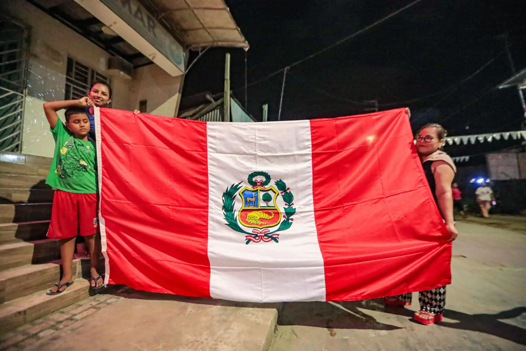 Ciudadanos de la isla de Chinería, en Santa Rosa de Loreto, encendieron velas y alzaron banderas peruanas haciendo un llamado a la calma y a la paz.
La identidad nacional de los loretanos se ve reflejada está en vigilia llena de amor a la patria. Foto: ANDINA/Prensa Presidencia