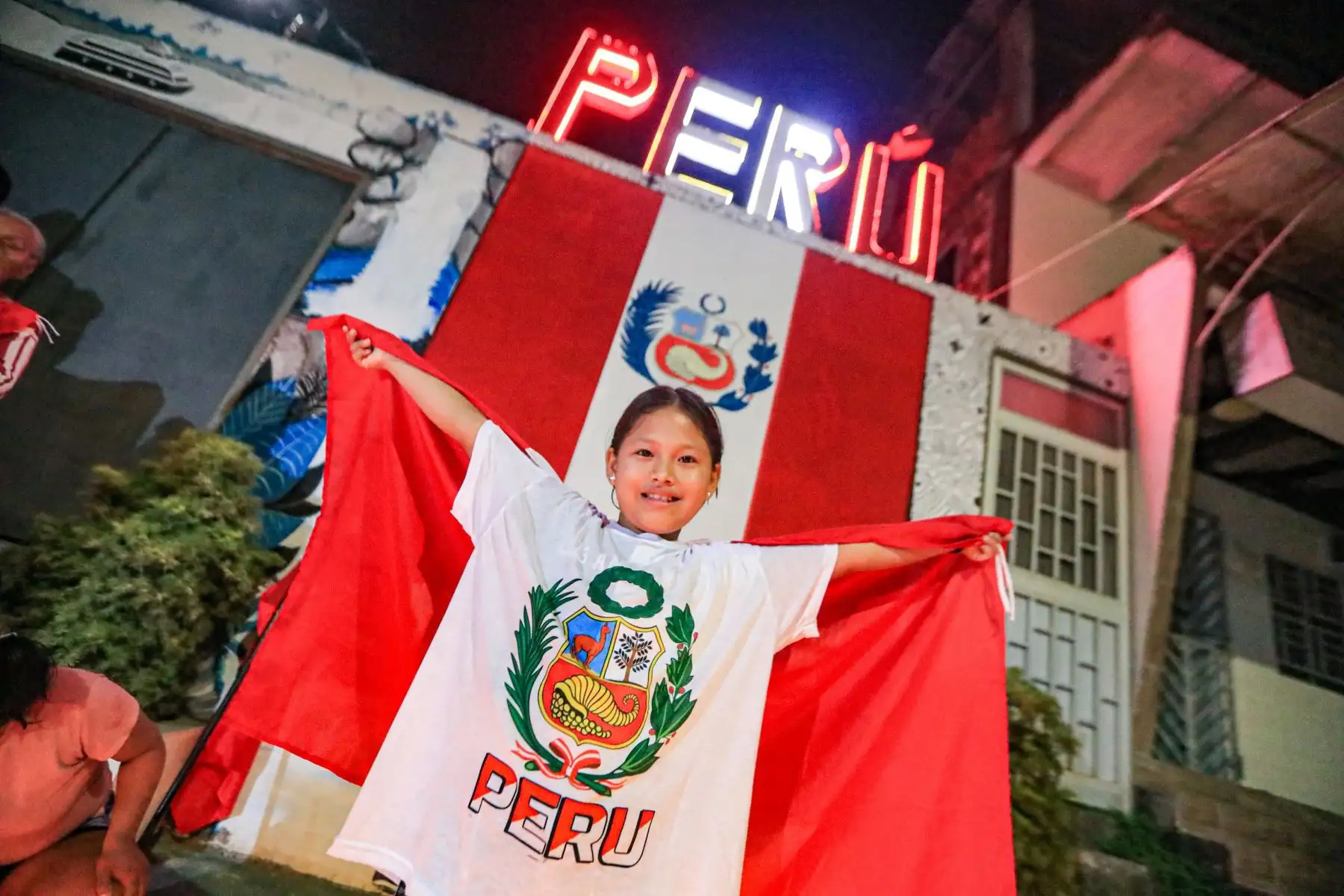Ciudadanos de la isla de Chinería, en Santa Rosa de Loreto, encendieron velas y alzaron banderas peruanas haciendo un llamado a la calma y a la paz.
La identidad nacional de los loretanos se ve reflejada está en vigilia llena de amor a la patria. Foto: ANDINA/Prensa Presidencia