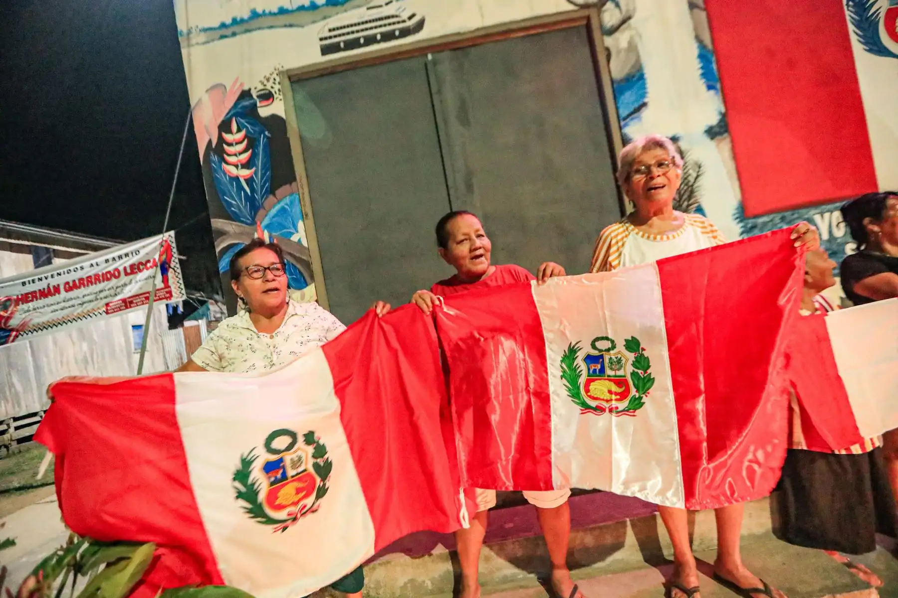 Ciudadanos de la isla de Chinería, en Santa Rosa de Loreto, encendieron velas y alzaron banderas peruanas haciendo un llamado a la calma y a la paz.
La identidad nacional de los loretanos se ve reflejada está en vigilia llena de amor a la patria. Foto: ANDINA/Prensa Presidencia