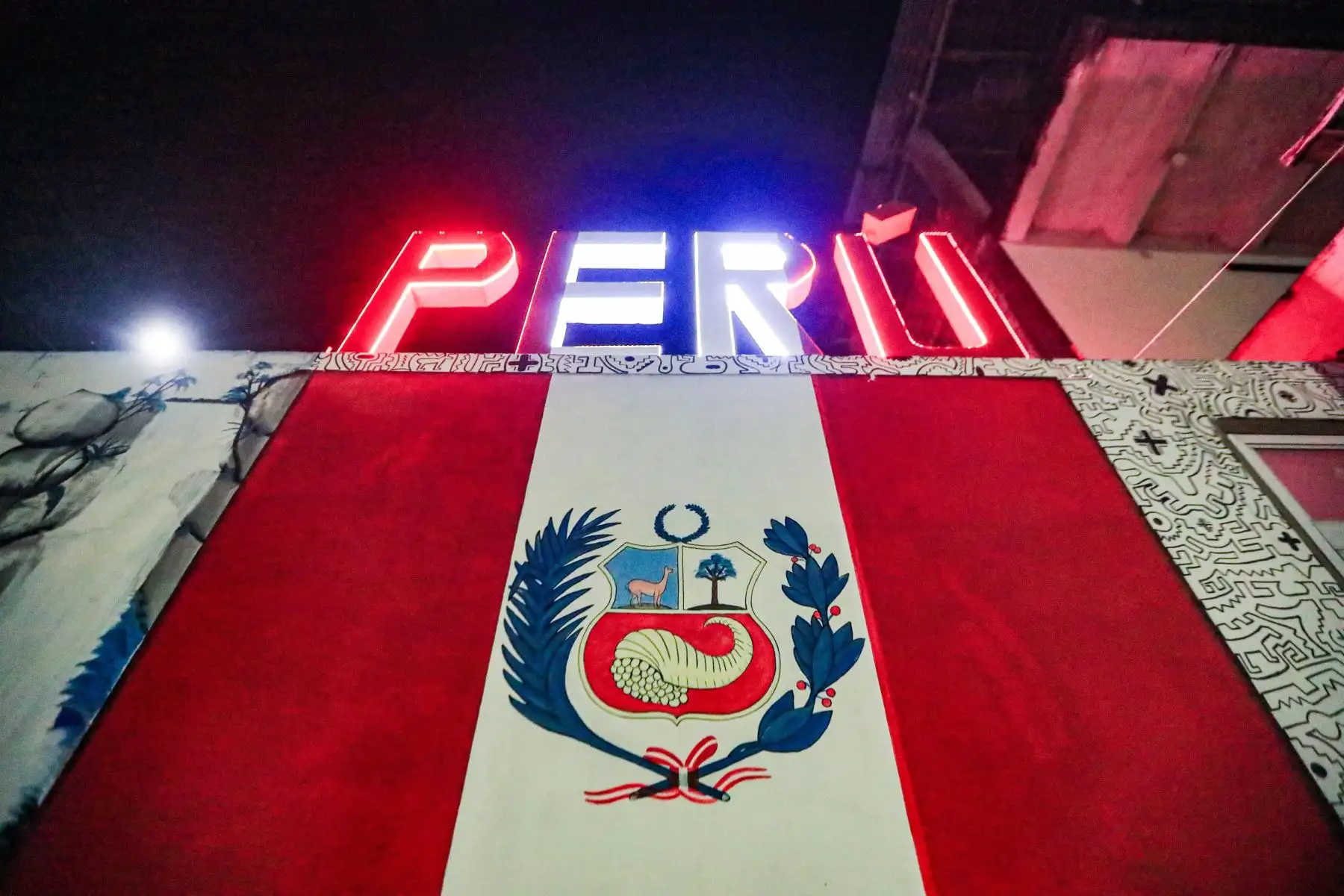 Ciudadanos de la isla de Chinería, en Santa Rosa de Loreto, encendieron velas y alzaron banderas peruanas haciendo un llamado a la calma y a la paz.
La identidad nacional de los loretanos se ve reflejada está en vigilia llena de amor a la patria. Foto: ANDINA/Prensa Presidencia