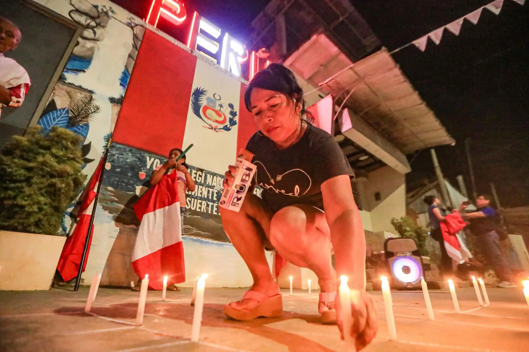 Ciudadanos de la isla de Chinería, en Santa Rosa de Loreto, encendieron velas y alzaron banderas peruanas haciendo un llamado a la calma y a la paz.
La identidad nacional de los loretanos se ve reflejada está en vigilia llena de amor a la patria. Foto: ANDINA/Prensa Presidencia