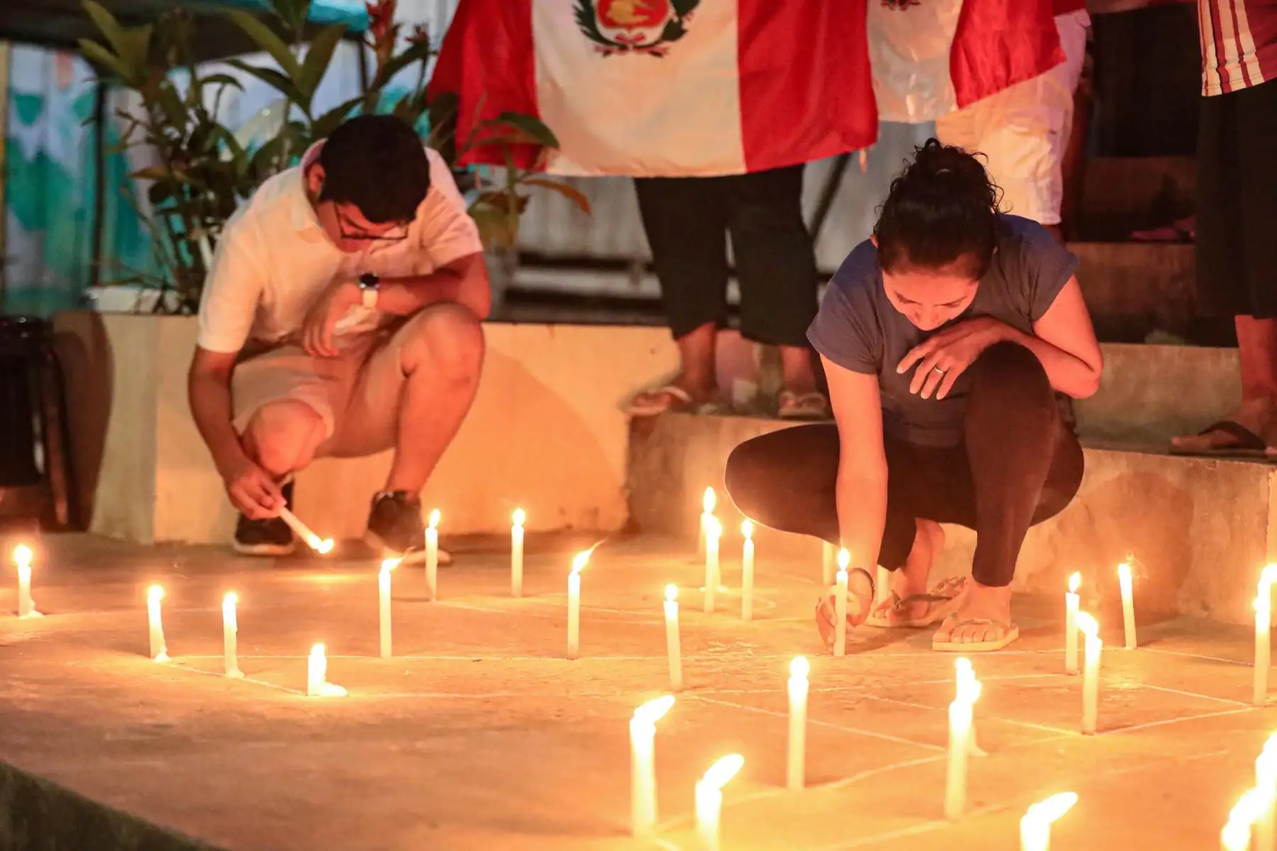 Ciudadanos de la isla de Chinería, en Santa Rosa de Loreto, encendieron velas y alzaron banderas peruanas haciendo un llamado a la calma y a la paz.
La identidad nacional de los loretanos se ve reflejada está en vigilia llena de amor a la patria. Foto: ANDINA/Prensa Presidencia