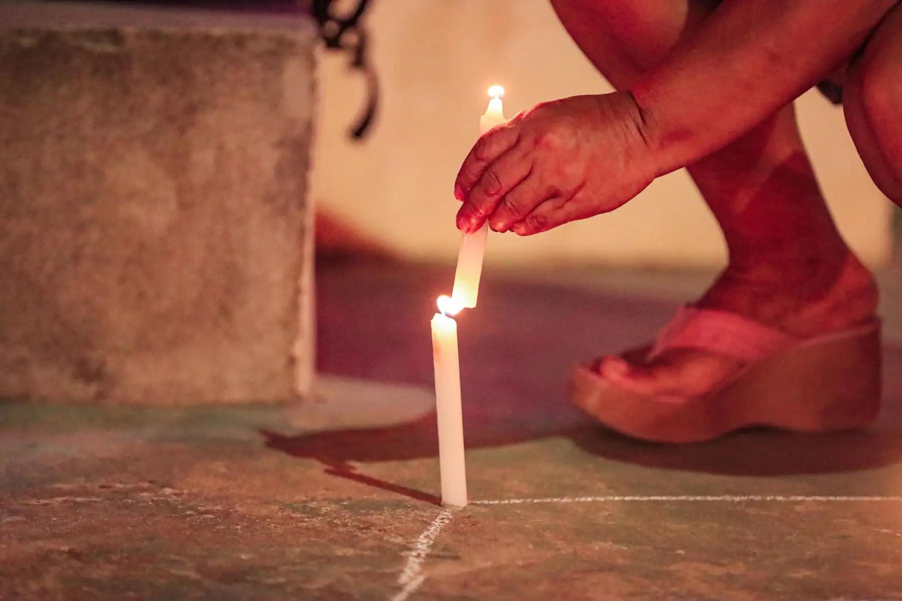Ciudadanos de la isla de Chinería, en Santa Rosa de Loreto, encendieron velas y alzaron banderas peruanas haciendo un llamado a la calma y a la paz.
La identidad nacional de los loretanos se ve reflejada está en vigilia llena de amor a la patria. Foto: ANDINA/Prensa Presidencia