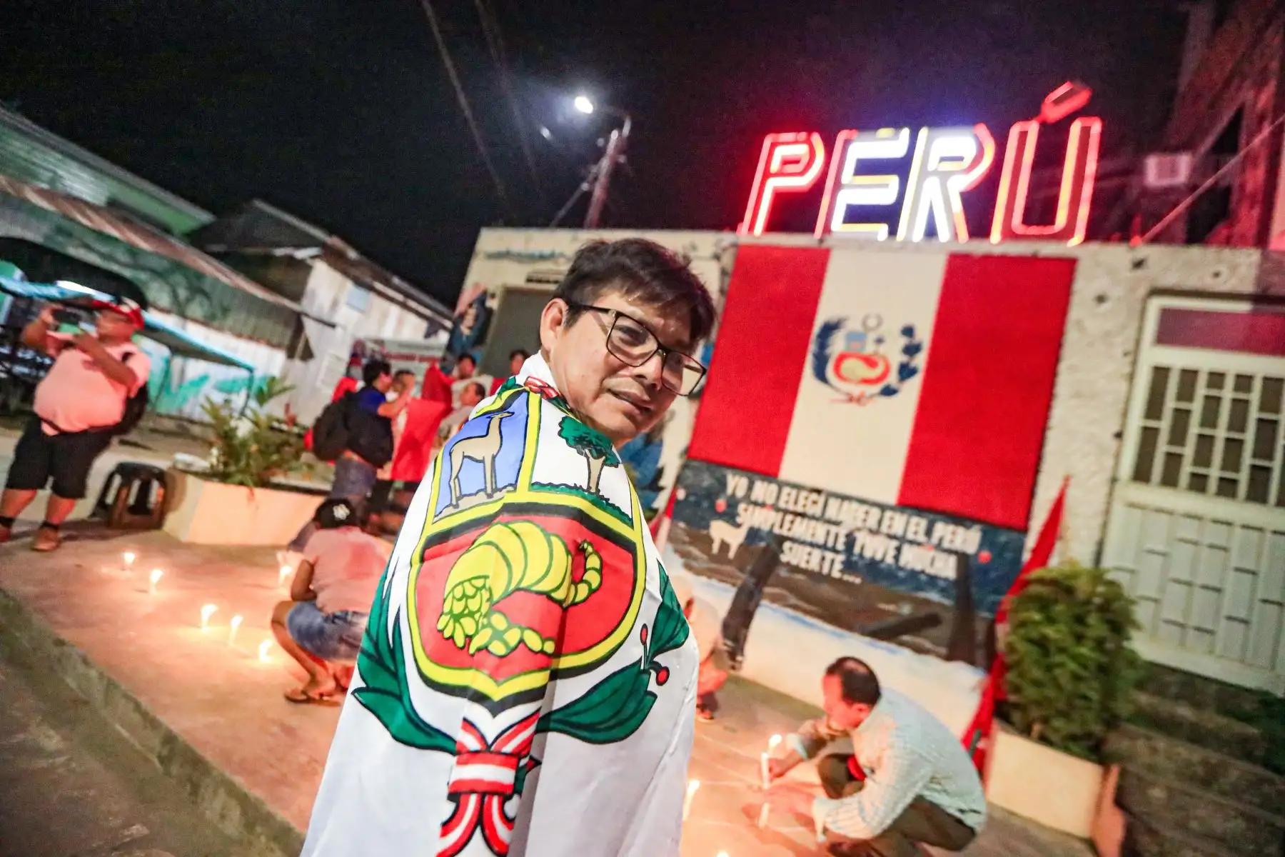 Ciudadanos de la isla de Chinería, en Santa Rosa de Loreto, encendieron velas y alzaron banderas peruanas haciendo un llamado a la calma y a la paz.
La identidad nacional de los loretanos se ve reflejada está en vigilia llena de amor a la patria. Foto: ANDINA/Prensa Presidencia