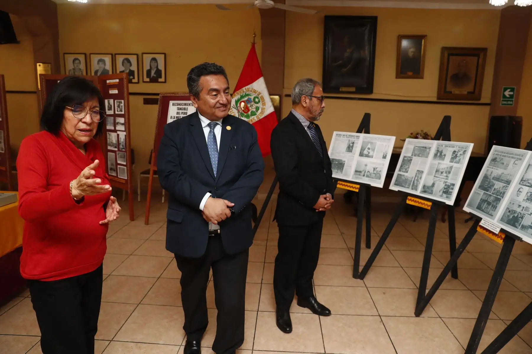 El director del Diario El Peruano, Félix Paz, y el gerente de Publicaciones Oficiales del Diario El Peruano, Ricardo Montero, visitaron la sede de la Benemérita Sociedad de Auxilios Mutuos de Señoras de Tacna, fundada en enero de 1897. Foto: ANDINA/Daniel Bracamonte