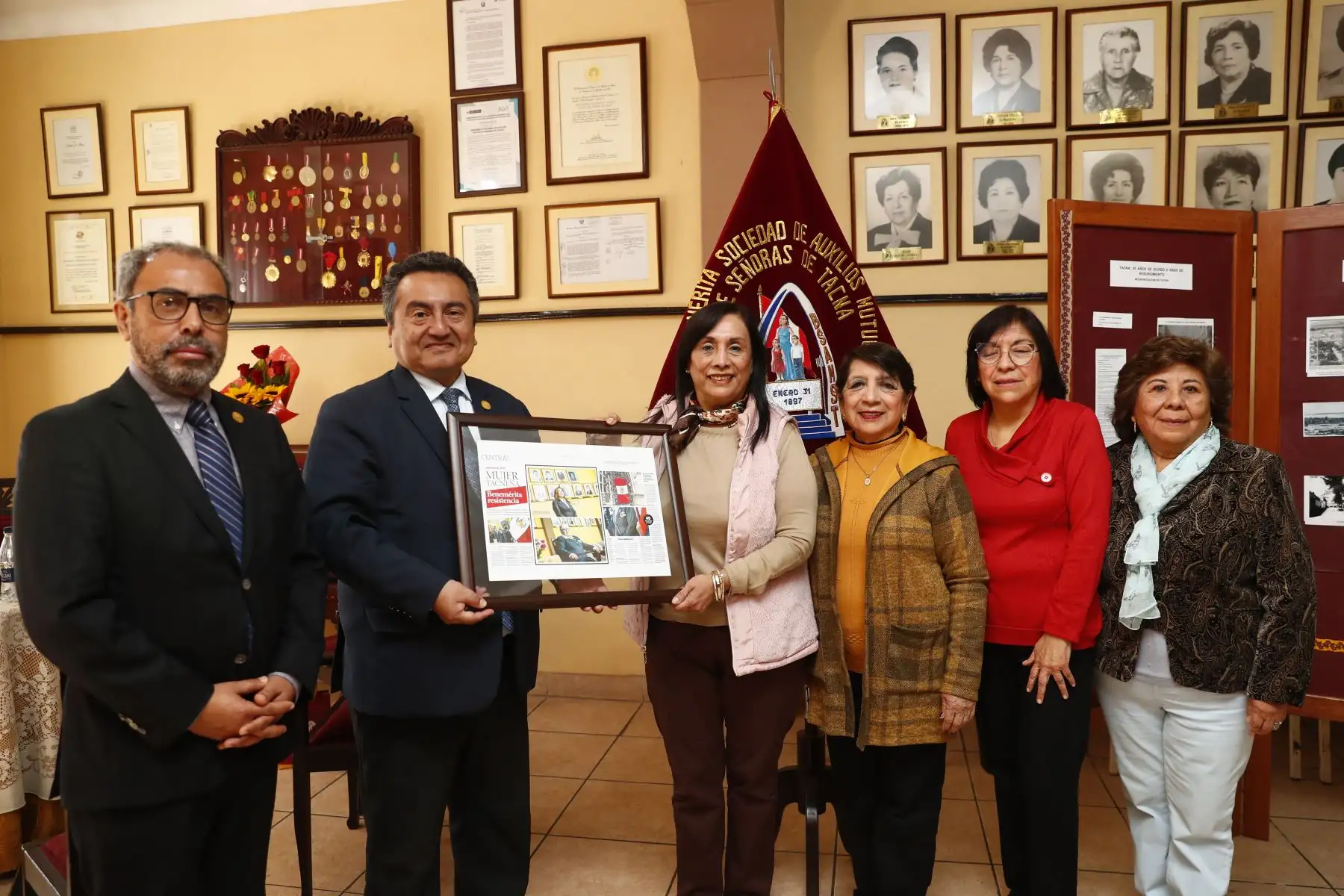 El director del Diario El Peruano, Félix Paz, y el gerente de Publicaciones Oficiales del Diario El Peruano, Ricardo Montero, visitaron la sede de la Benemérita Sociedad de Auxilios Mutuos de Señoras de Tacna, fundada en enero de 1897. Foto: ANDINA/Daniel Bracamonte