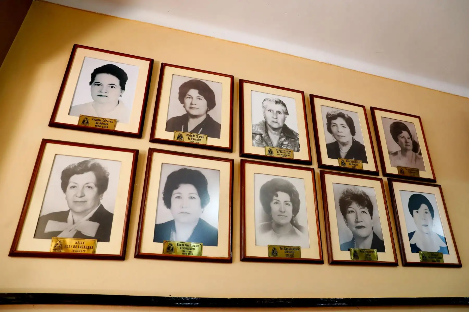 Detalles y objetos simbólicos dentro de la sede central de la Benemérita Sociedad de Auxilios Mutuos de Señoras de Tacna, organización civil fundada en 1897 que conserva el legado histórico y patriótico de las mujeres y maestras tacneñas durante la ocupación chilena. Foto: ANDINA/Daniel Bracamonte