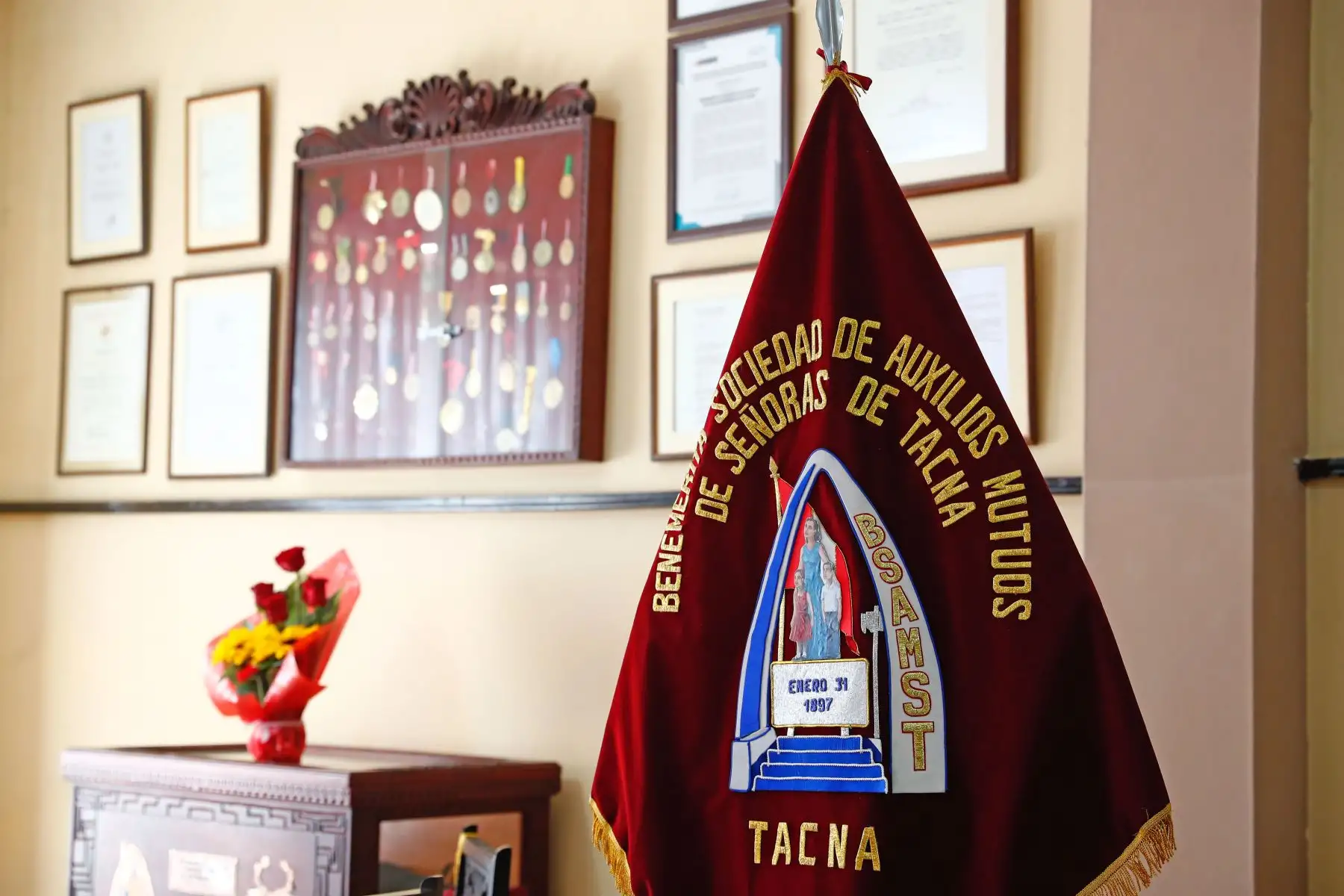Detalles y objetos simbólicos dentro de la sede central de la Benemérita Sociedad de Auxilios Mutuos de Señoras de Tacna, organización civil fundada en 1897 que conserva el legado histórico y patriótico de las mujeres y maestras tacneñas durante la ocupación chilena. Foto: ANDINA/Daniel Bracamonte
