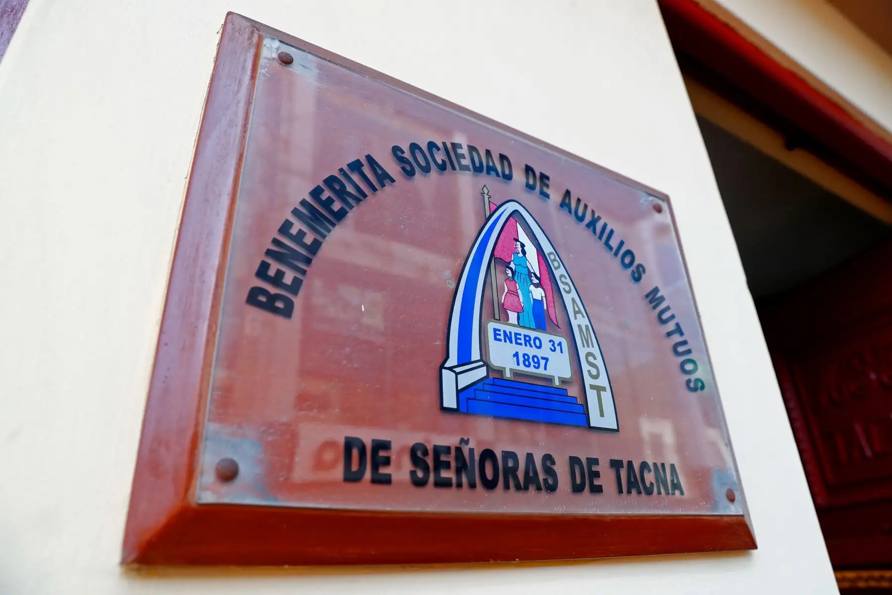 Detalles y objetos simbólicos dentro de la sede central de la Benemérita Sociedad de Auxilios Mutuos de Señoras de Tacna, organización civil fundada en 1897 que conserva el legado histórico y patriótico de las mujeres y maestras tacneñas durante la ocupación chilena. Foto: ANDINA/Daniel Bracamonte