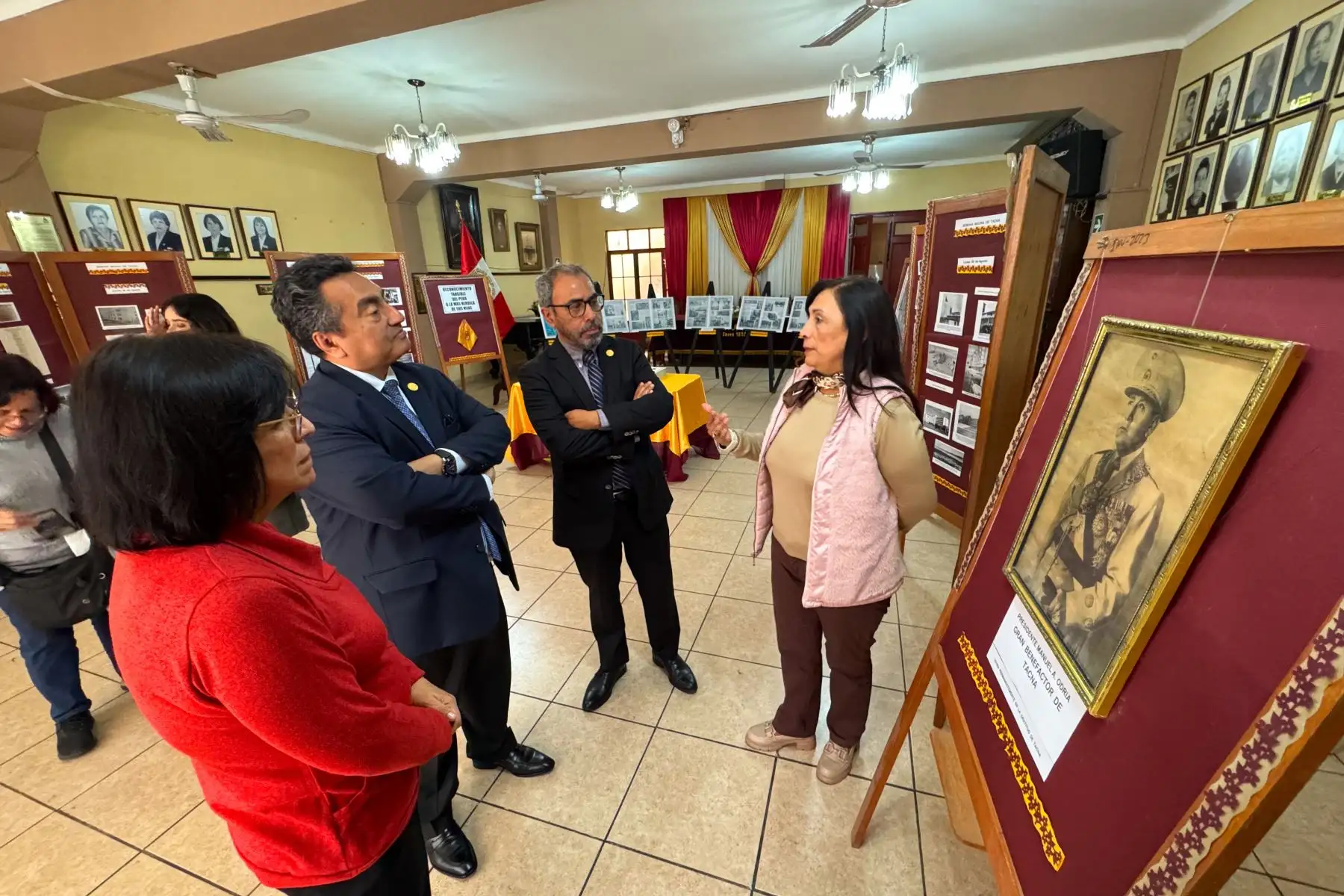 El director del Diario El Peruano, Félix Paz, y el gerente de Publicaciones Oficiales del Diario El Peruano, Ricardo Montero, visitaron la sede de la Benemérita Sociedad de Auxilios Mutuos de Señoras de Tacna, fundada en enero de 1897. Foto: ANDINA/Daniel Bracamonte