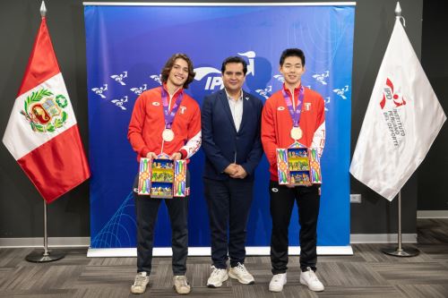 El presidente del Instituto Peruano del Deporte (IPD), Federico Tong Hurtado, brindó un merecido homenaje a los esgrimistas Renzo Fukuda y Lukas Eichhorn.