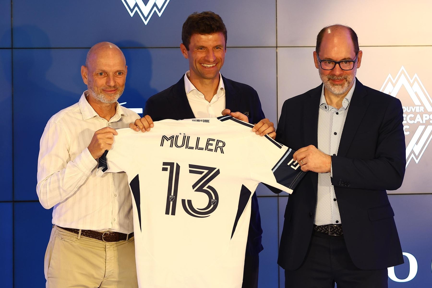 Thomas Müller luce la camiseta del Vancouver Whitecaps durante su presentación oficial como nuevo refuerzo del club canadiense