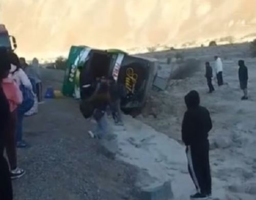 El despiste y vuelco de un bus interprovincial deja una persona fallecida y varias heridas. El accidente ocurrió hoy jueves 14 de agosto en la provincia de Caravelí, región Arequipa. ANDINA/Difusión