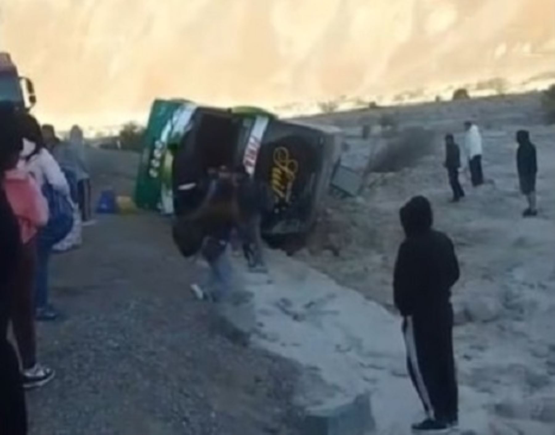 El despiste y vuelco de un bus interprovincial deja una persona fallecida y varias heridas. El accidente ocurrió hoy jueves 14 de agosto en la provincia de Caravelí, región Arequipa. ANDINA/Difusión