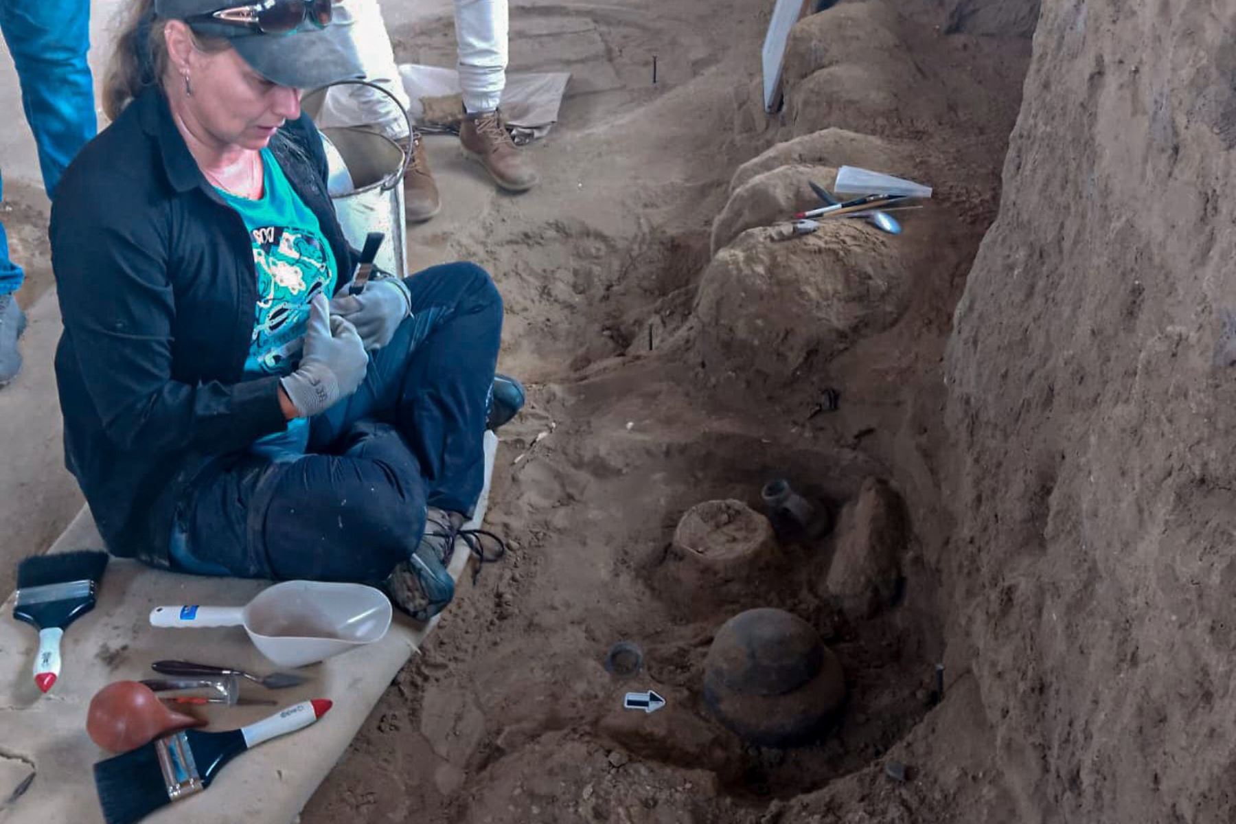 Investigadores hallaron cinco nuevos fardos funerarios, asociados con cerámica fina y estructuras arquitectónicas, en las huacas Las Abejas y Los Gavilanes ubicados en el Complejo Arqueológico de Túcume, en la región Lambayeque. ANDINA/Difusión