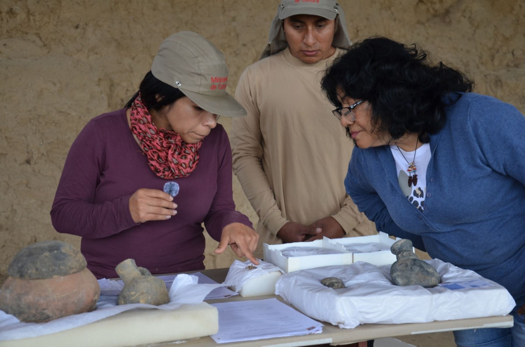 Gracias al trabajo en equipo del personal que tiene a cargo las excavaciones, se identificó que estos últimos entierros muestran una clara presencia de cerámica de los estilos Lambayeque y Chimú. Foto: Difusión