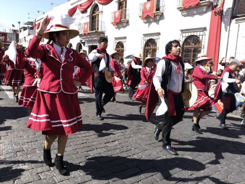 Fiesta interminable en Arequipa. La ciudad blanca celebra hoy jueves 14 de agosto la tradicional entrada de ccapo en la víspera del aniversario 485.° de fundación española. Foto: Rocío Méndez