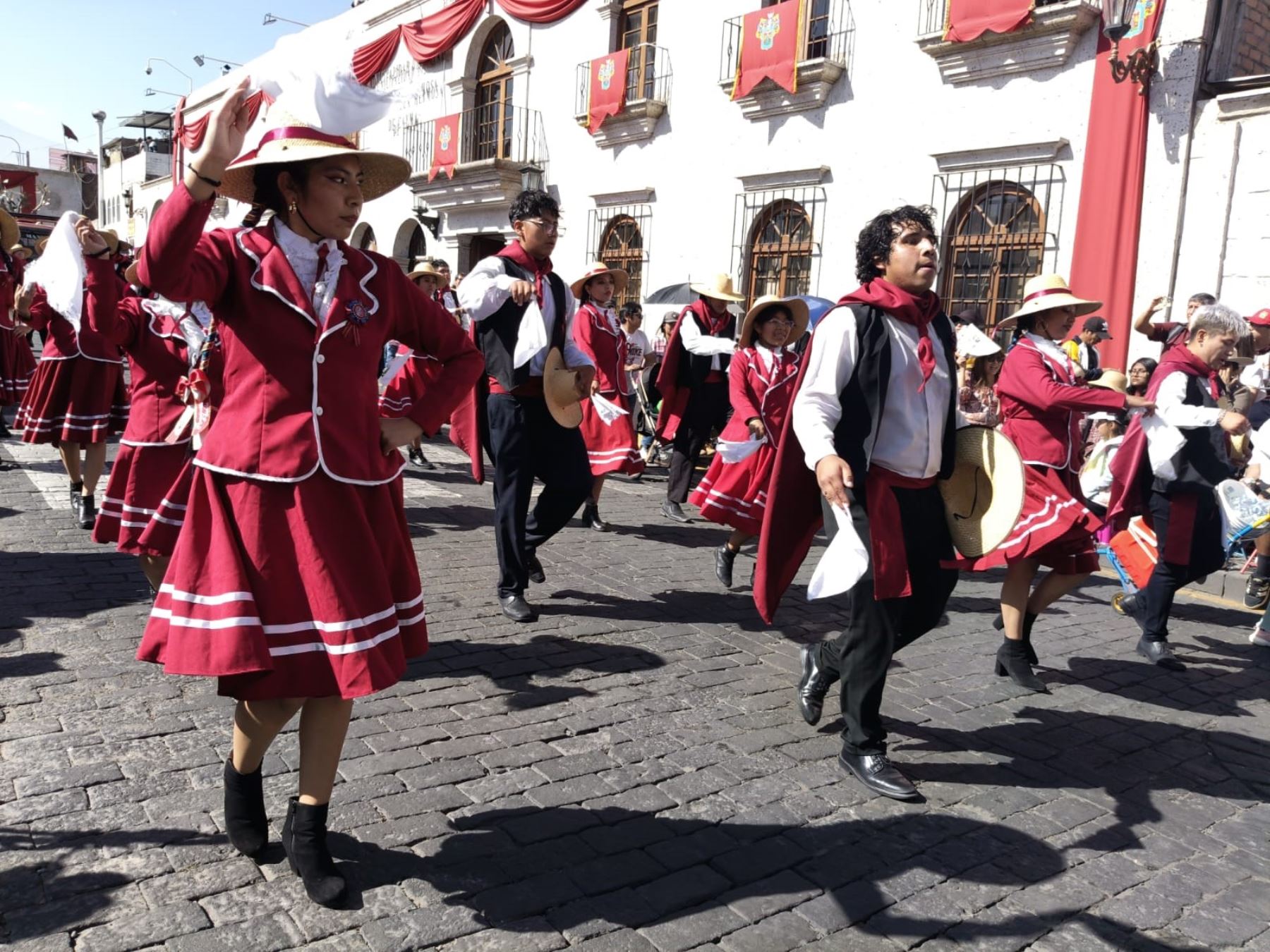 Fiesta interminable en Arequipa. La ciudad blanca celebra hoy jueves 14 de agosto la tradicional entrada de ccapo en la víspera del aniversario 485.° de fundación española. Foto: Rocío Méndez