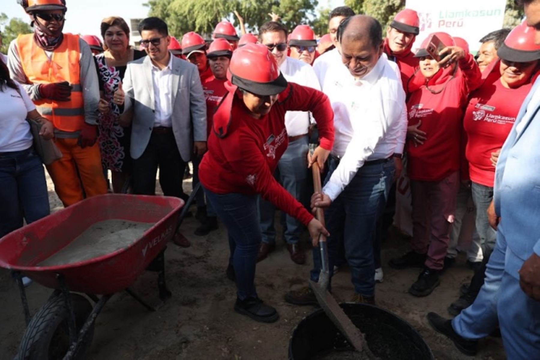 Ministro Daniel Maurate Romero participó en la ceremonia de colocación de la primera piedra del proyecto de inversión “Creación del servicio de espacios públicos urbanos en el Parque Mónica Zapata”,