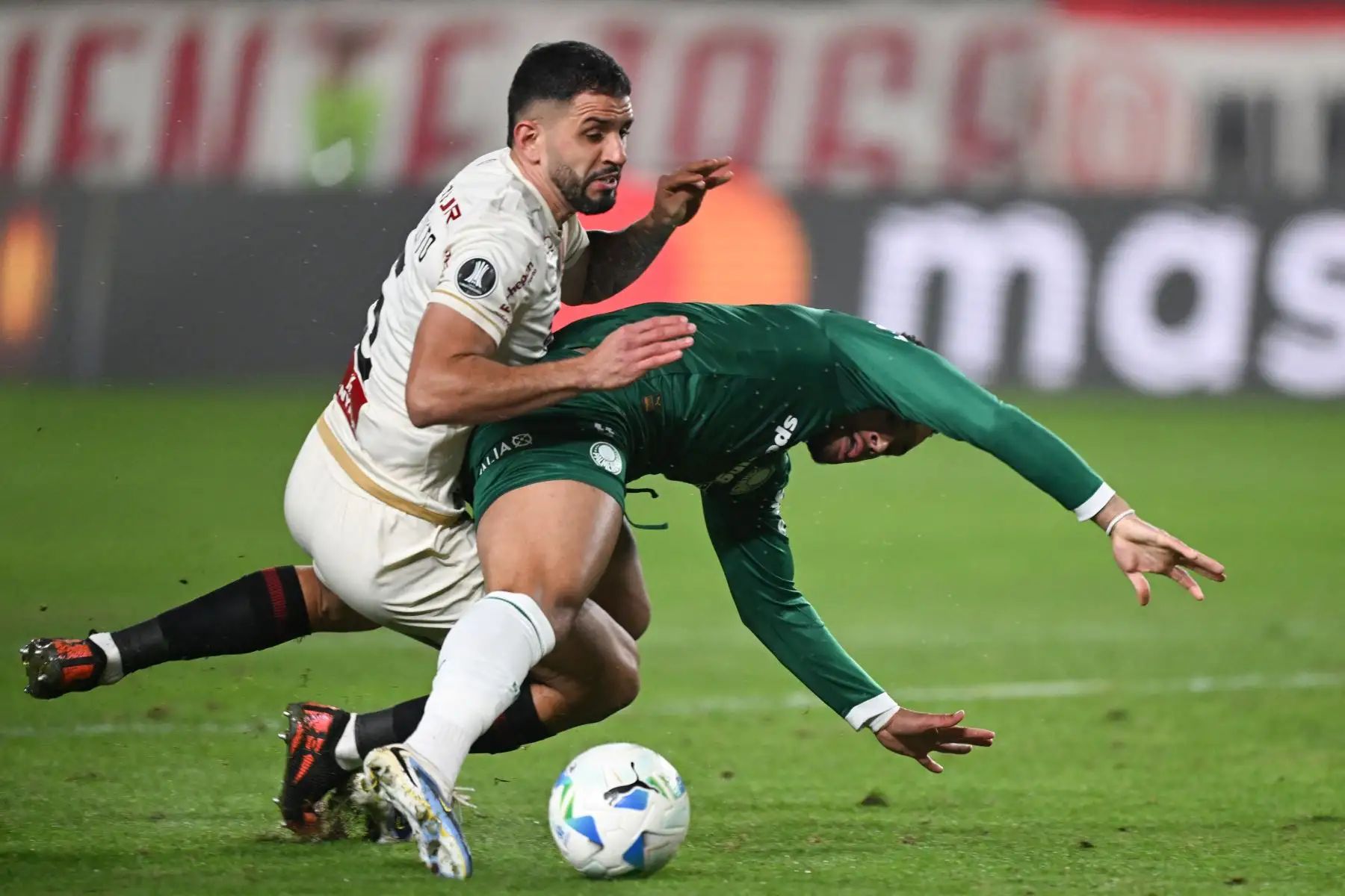 El defensor argentino de Universitario  Matias Di Benedetto  y el delantero de Palmeiras  Vitor Roque pelean por el balón durante el partido de ida de los octavos de final de la Copa Libertadores entre Universitario de Perú y Palmeiras de Brasil. AFP