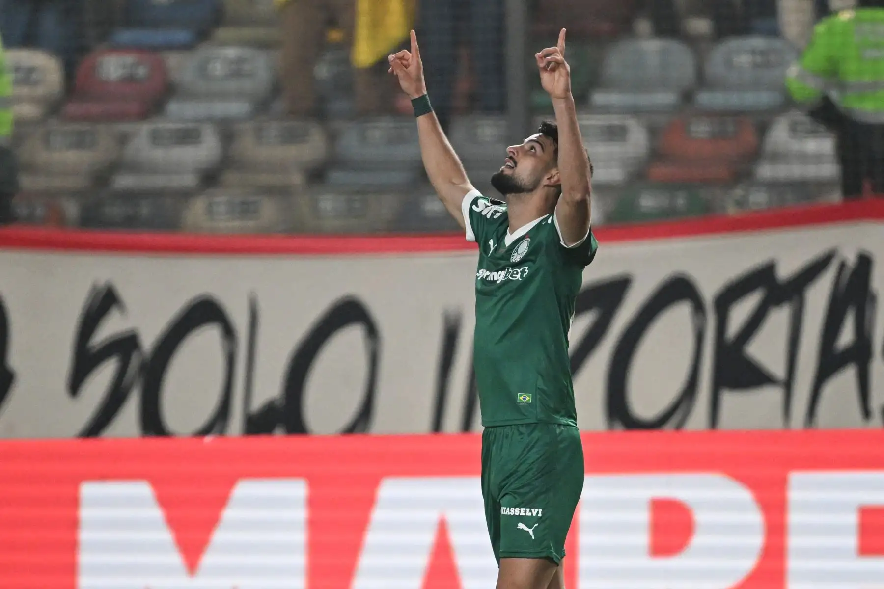 El delantero argentino  del Palmeiras, José Manuel López, celebra el segundo gol de su equipo durante el partido de ida de los octavos de final de la Copa Libertadores entre Universitario de Perú y Palmeiras de Brasil. AFP