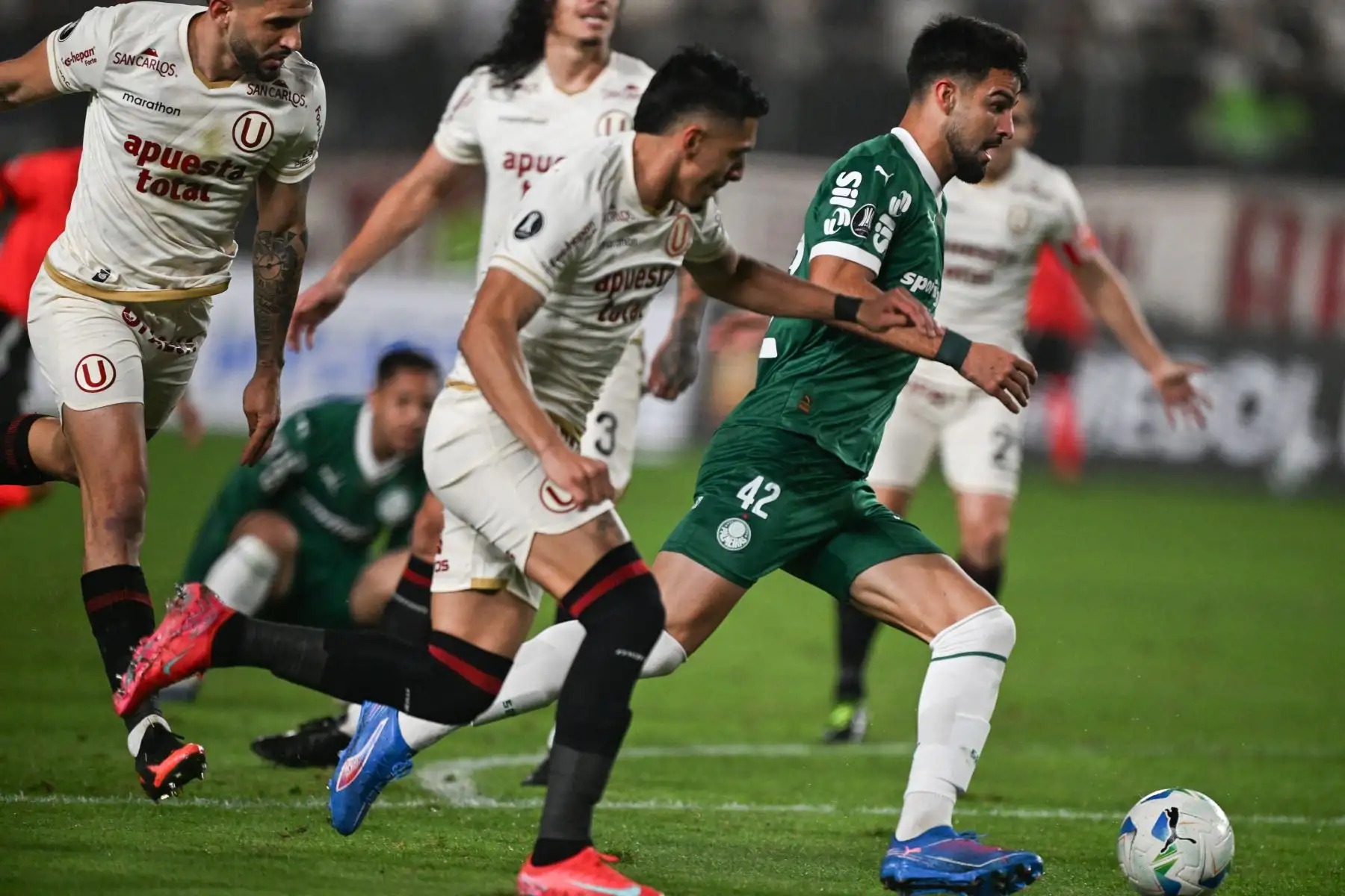 El defensor de Universitario  César Inga y el delantero argentino de Palmeiras  José Manuel López luchan por el balón durante el partido de fútbol de ida de octavos de final de la Copa Libertadores entre Universitario de Perú y Palmeiras de Brasil. AFP