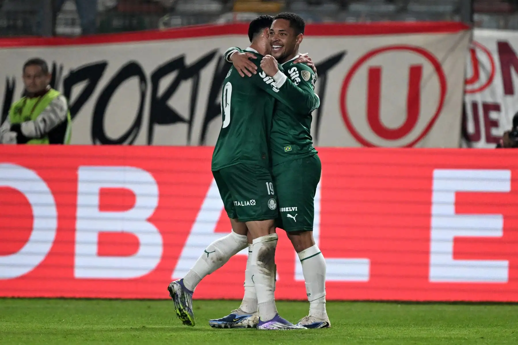 El delantero  del Palmeiras, Vitor Roque, celebra el tercer gol de su equipo durante el partido de ida de los octavos de final de la Copa Libertadores entre el Universitario de Perú y el Palmeiras de Brasil. AFP