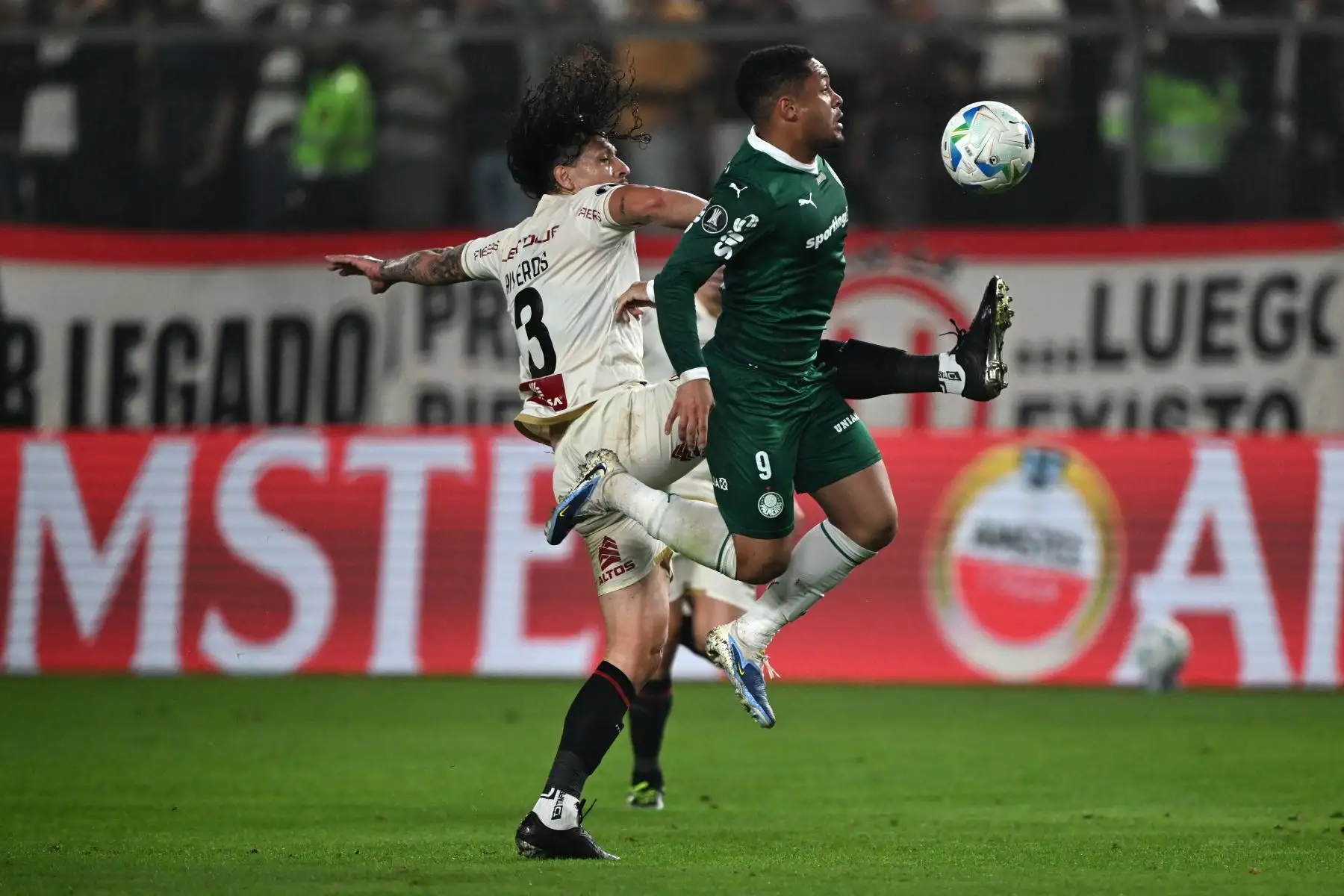 El defensor paraguayo de Universitario  Williams Riveros  y el delantero de Palmeiras  Vitor Roque luchan por el balón durante el partido de fútbol de ida de octavos de final de la Copa Libertadores entre Universitario de Perú y Palmeiras de Brasil. AFP