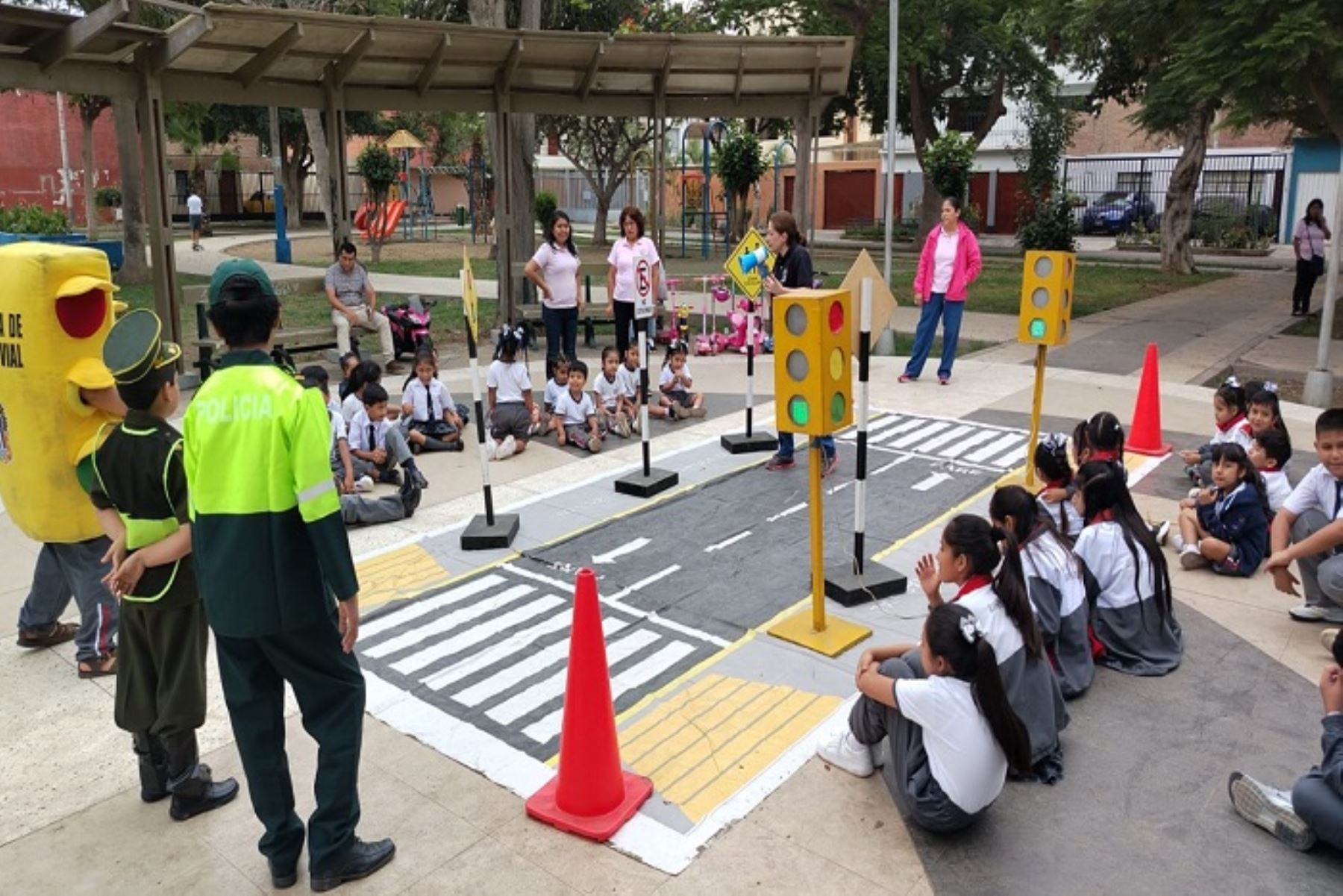 Los niños se visten de policías de tránsito, bomberos y se hace toda una recreación de la vía pública, en la cual, las docentes capacitadas guían a los niños durante todo el recorrido, generando un entorno seguro y divertido para el aprendizaje.