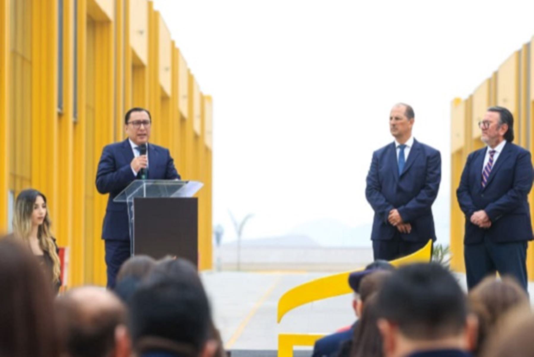 Ministro de la Producción, Sergio González, pone en marcha el primer parque logístico en Ventanilla. Foto: Cortesía.