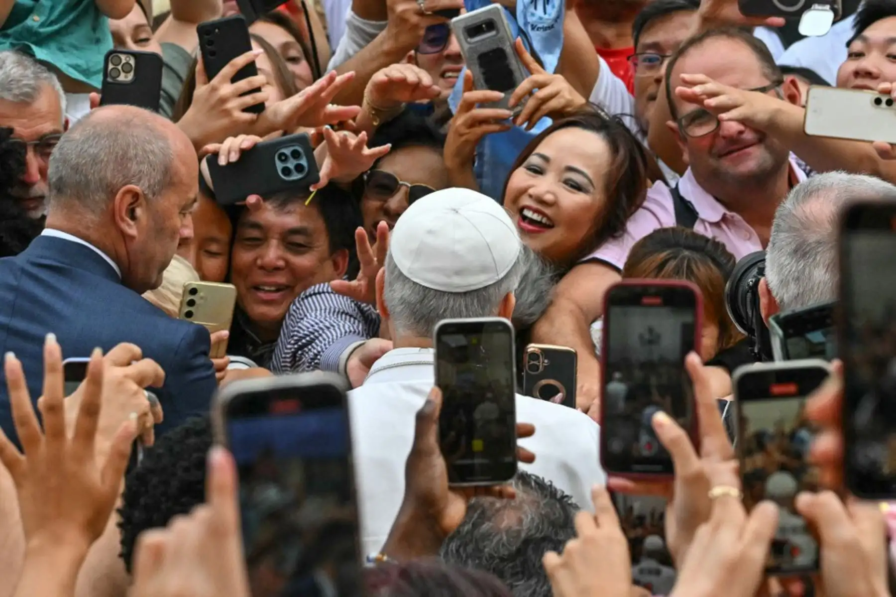 El Papa León XIV se encuentra entre la multitud mientras sale del Palacio Apostólico para dirigirse a la Parroquia Pontificia de San Tomás de Villanueva para oficiar la Misa de la Asunción en la residencia papal de verano en Castel Gandolfo, al sureste de Roma. Foto: AFP
